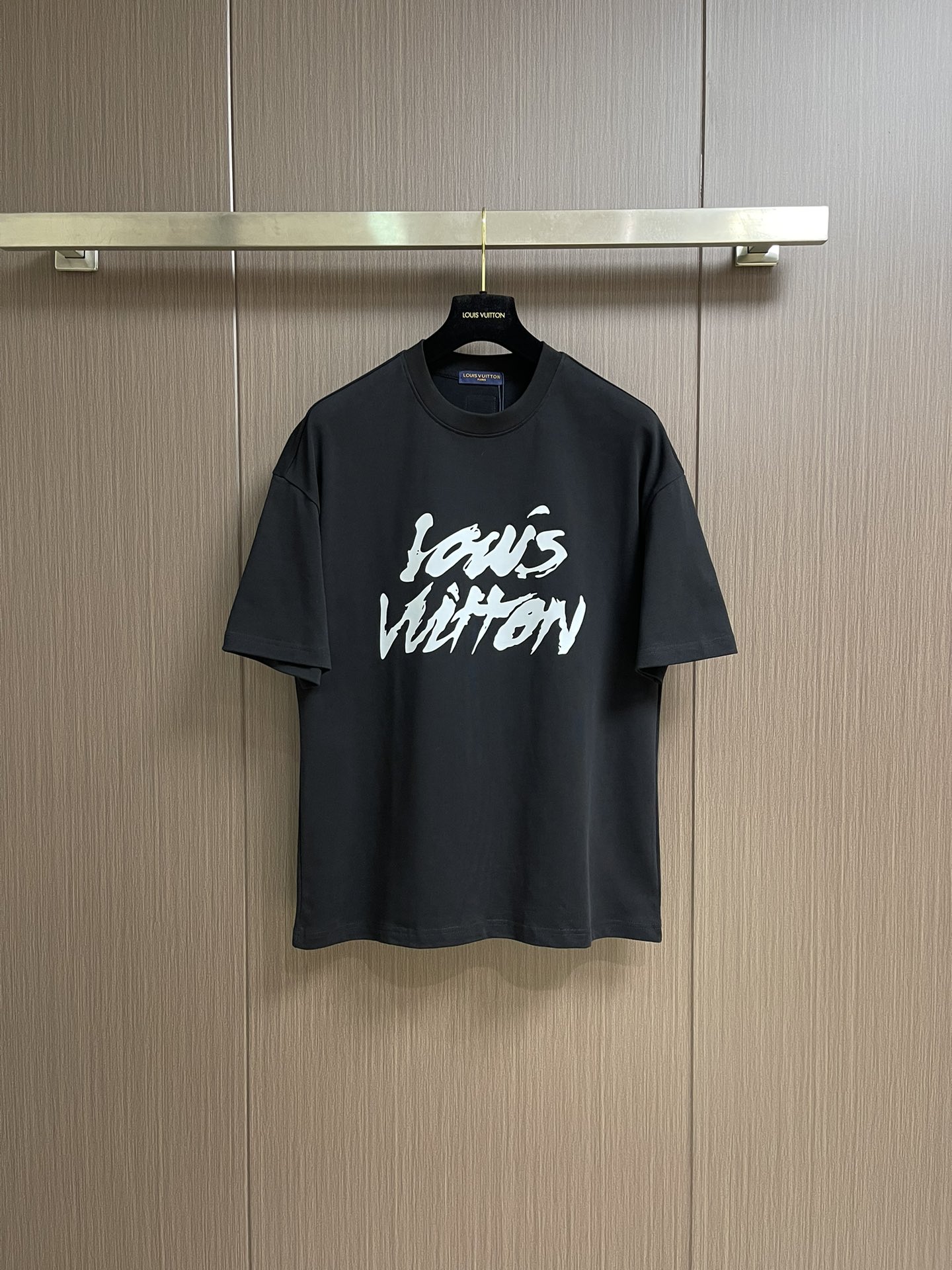 NO:520285,LV 2025ss printed logo pure cotton wide version round neck men's short-sleeved T-shirt, the new season and new series cleverly integrate the logo into the design, shaping a series of sports style items full of retro style. On this versatile T-shirt, a pattern with a hint of nostalgic meaning is presented in the body in a low-key manner. The specific original version is developed with double-stranded cotton plain fabric, with wide upper body and comfortable, and the sizes are randomly matched with the inner size M-XXL,,louis vuitton,T-shirt,tees,t-shirt,alexander wang19860909LV 2025ss 印花logo纯棉质阔版圆领男士短袖t恤,新季新推系列将标识巧妙融入设计,塑就一系列充满复古风情的运动风单品.在这款百搭t恤上,带着一丝怀旧意蕴的图案低调呈现于衣身,优选特定原版开发双股精棉平纹面料,上身挺阔舒适度佳,外穿内搭随意搭配尺码M-XXL,,louis vuitton,T-shirt,tees，t-shirt,alexander wang,Men's clothing