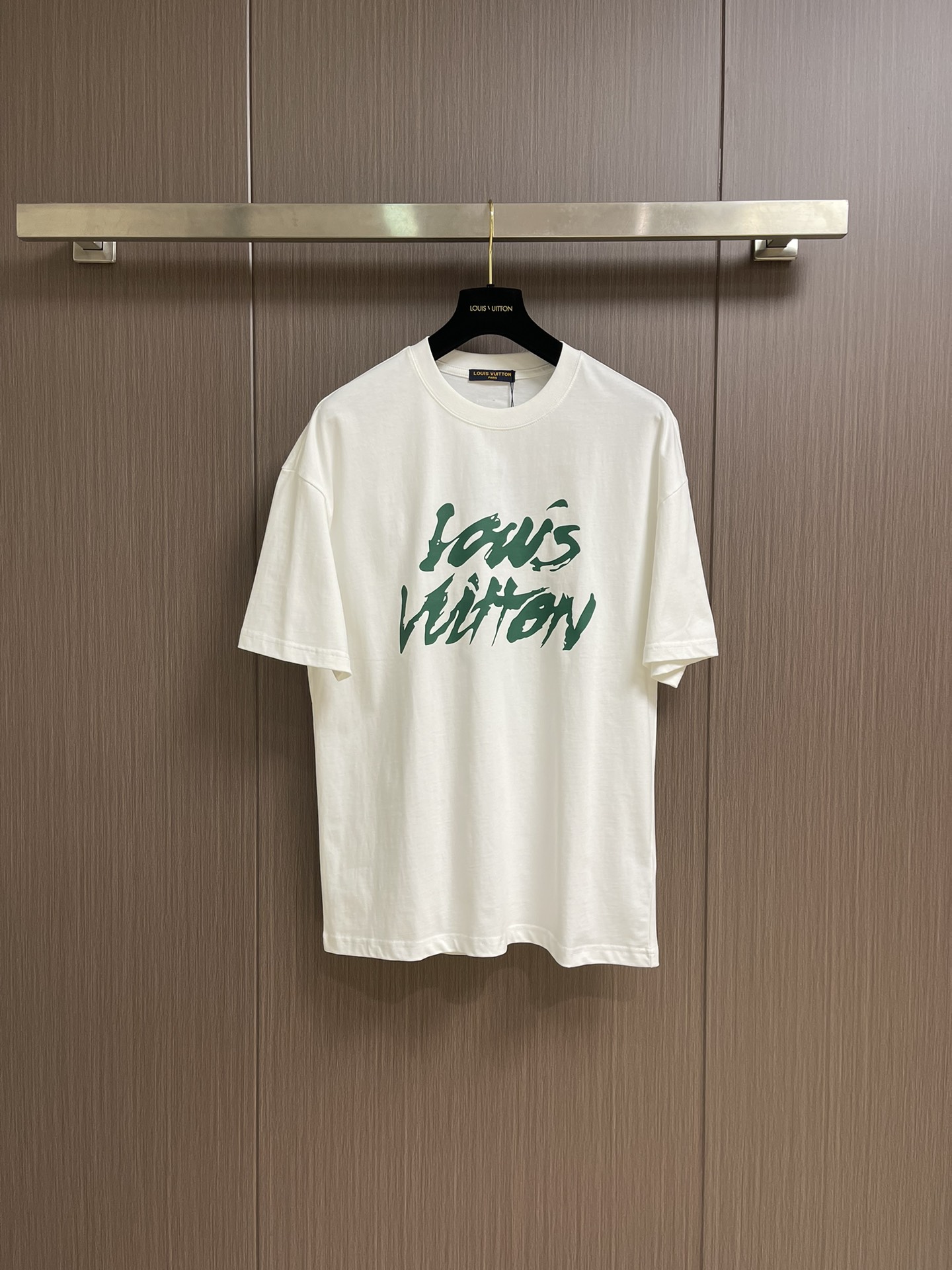 NO:520288,LV 2025ss printed logo pure cotton wide version round neck men's short-sleeved T-shirt, the new season and new series cleverly integrates the logo into the design, shaping a series of sports style items full of retro style. On this versatile T-shirt, a pattern with a hint of nostalgic meaning is presented in the body in a low-key manner. The specific original version is developed with double-stranded cotton plain fabric, with wide upper body and comfortable, and the outside and the inside are matched casually. Size M-XXL,,louis vuitton,T-shirt,tees,t-shirt,alexander wang19860909LV 2025ss 印花logo纯棉质阔版圆领男士短袖t恤,新季新推系列将标识巧妙融入设计,塑就一系列充满复古风情的运动风单品.在这款百搭t恤上,带着一丝怀旧意蕴的图案低调呈现于衣身,优选特定原版开发双股精棉平纹面料,上身挺阔舒适度佳,外穿内搭随意搭配 尺码M-XXL,,louis vuitton,T-shirt,tees，t-shirt,alexander wang,Men's clothing