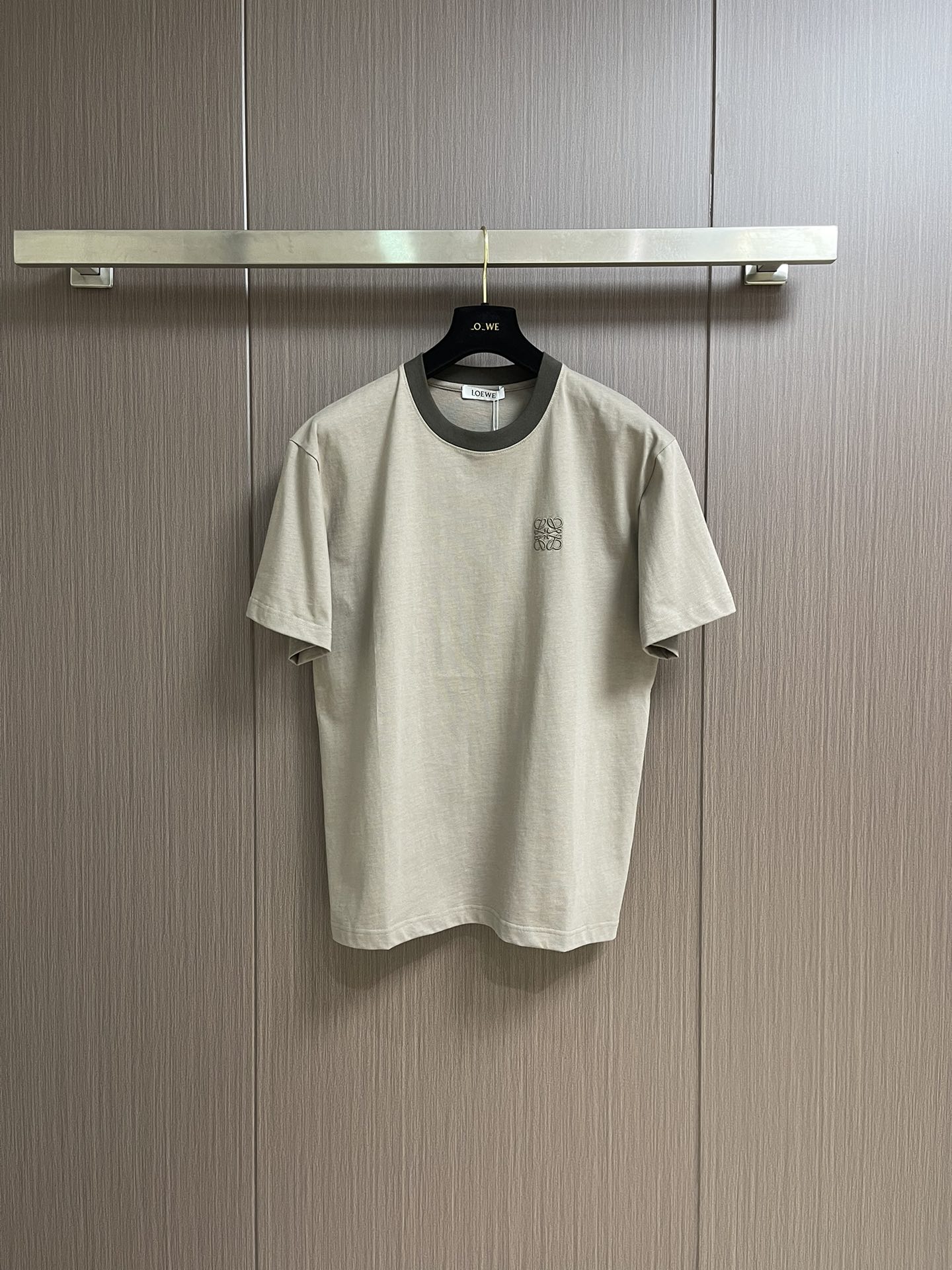 NO:490403,LOEWE Retro Couple Couple's Short-Sleeve T-shirt, Couple Couple's Short-Sleeve, unlocks the summer high-end lazy style. The Anagram embroidery logo on the chest is a classic logo of LOEWE. It consists of four interwoven letters L, with smooth and artistic lines. Each stitch and thread emboss the exquisite craftsmanship of the brand. This logo is not only a symbol of brand identity, but also a unique fashion password, allowing the wearer to exude a unique style in every move. It is carefully crafted from high-quality pure cotton fabric, which is soft and comfortable, and the upper body is crisp and clear. Size XS-L,,loewe, T-shirt,tees, t-shirt,alexander wang19860909LOEWE 复古拼色情侣款纯棉短袖T恤,拼色情侣款短袖,解锁夏日高级慵懒风.胸口的Anagram刺绣标志,是LOEWE的经典标识.它由四个相互交织的字母L组成,线条流畅且富有艺术感,每一针每一线都凝聚着品牌精湛的工艺.这一标志不仅是品牌身份的象征,更像是一种独特的时尚密码,让穿着者在举手投足间都能散发出与众不同的格调.采用优质的纯棉面料精心制作,着身柔软舒适,上身挺括显筋骨.尺码XS-L,,loewe,T-shirt,tees，t-shirt,alexander wang,Men's clothing