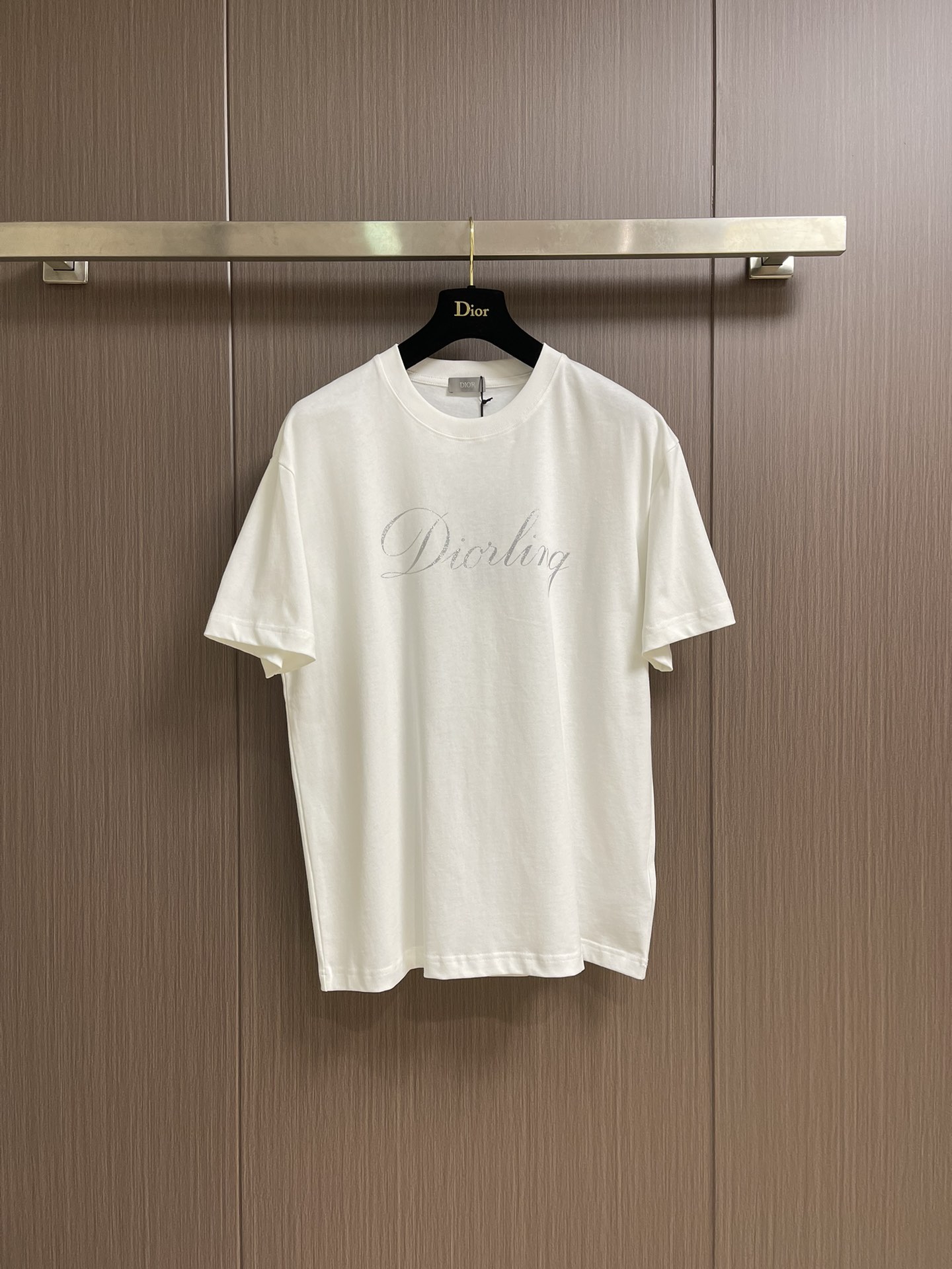 NO:504529,DIOR 2025SS fall and winter new round neck T-shirt, with Diorling shiny prints paying tribute to Dior's classic heritage, inspired by the brand's collection. White cotton knitted fabric, ribbed round neck design. Regular style can be easily matched or twilled. Size S-XL, dior, tees, t-shirt, alexander wang19860909DIOR 2025SS秋冬新款圆领T恤,以Diorling闪亮印花致敬Dior的经典传承,灵感源自品牌典藏.白色棉质针织面料,罗纹圆领设计.常规版型可轻松搭配或粗斜纹.尺码S-XL,,dior,tees，t-shirt,alexander wang,Men's clothing