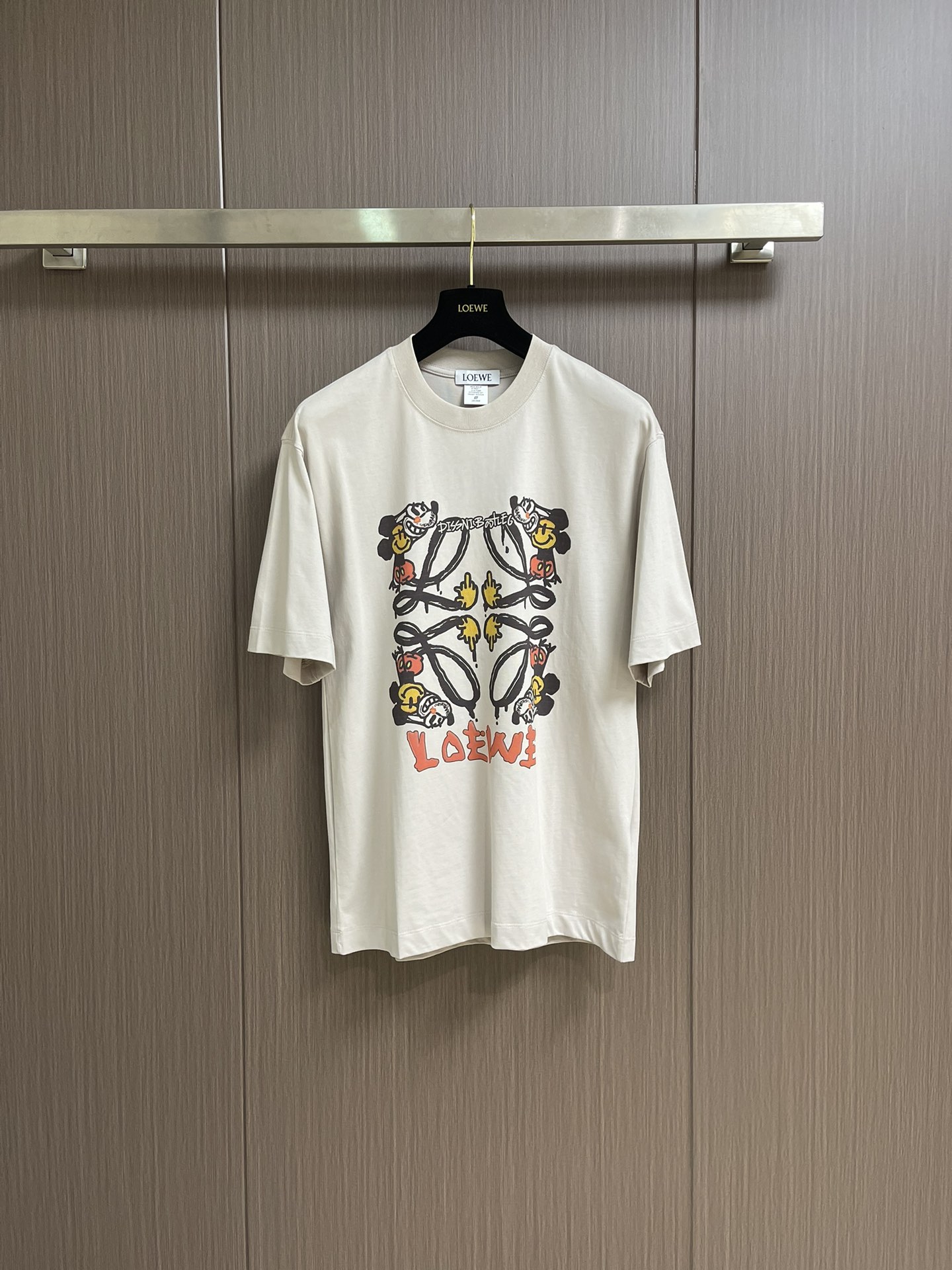 NO:490277,Loewe ss letters large logo printed short-sleeved T-shirt, the fabric is made of 240 grams heavy combed cotton, customized 1*1 thread, two washes of ready-made garments, comfortable and skin-friendly, customized dyed fabric, high textile density, good drape, not easy to deform, thick texture and tight spinning process will not affect the breathability of the fabric, the saturation of the color is very high, imported digital direct-spray printing process, a versatile and beautiful short-sleeved short-sleeved, loose style, slimming and not picky. Size S-XXL,,loewe,loewe,T-shirt,tees,t-shirt,alexander wang19860909Loewe罗意威 ss 字母大logo印花短袖T恤,面料采用240克重精梳棉,定制1*1螺纹,成衣两遍水洗处,面料舒适亲肤无异感,定制定染面料, 纺织密度高,垂感佳,不易变形,厚织感加上紧密纺纱工艺,不会影响面料的透气性,成色的饱和度很高,进口数码直喷印花工艺,百搭好看的一款短袖,宽松版型遮肉显瘦不挑人.尺码S-XXL,,loewe,loewe,T-shirt,tees，t-shirt,alexander wang,Men's clothing