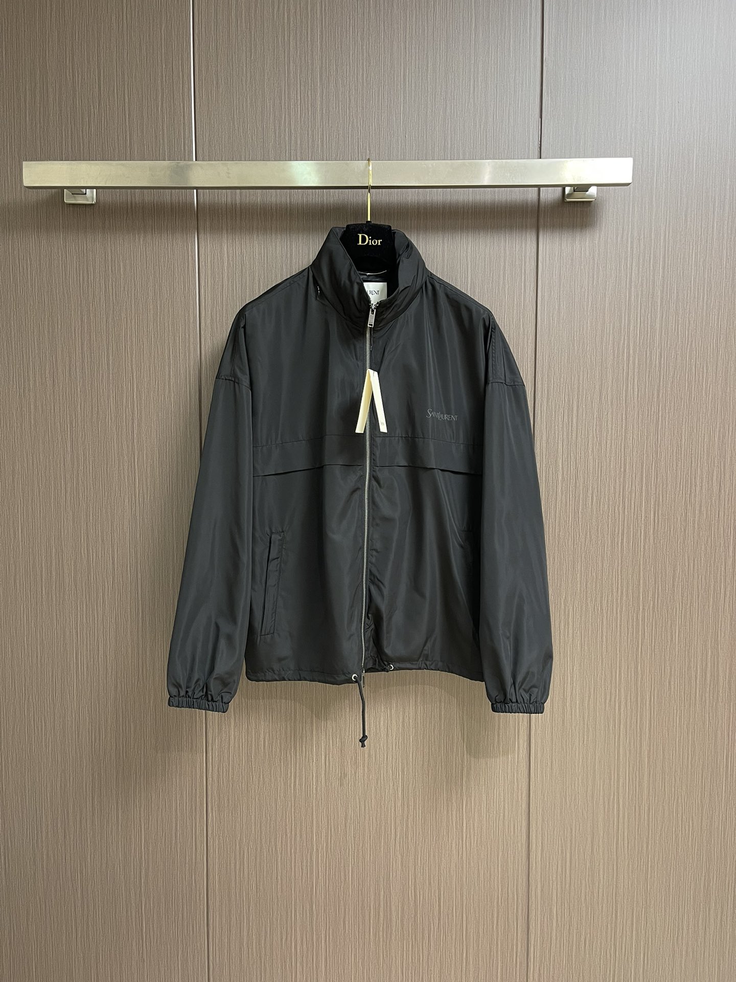 NO:490363,SAINT LAURENT YSL printed hooded jacket is made of polyester fiber to create a tough protective outer layer. It is known for its excellent tear resistance and wear resistance. It can quickly restore flatness during wear and maintain the crisp and stylish appearance of the clothes for a long time. At the same time, it is not easy to deform after washing for a long time, ensuring dimensional stability. The lining is made of 58% cuproamin fiber + 42% cotton blend. The copper ammonia fiber is known as 'breathable rayon'. Its surface is smooth and soft, and the touch is as soft as silk, and it is cool and silky. The addition of cotton provides natural skin-friendly properties. The combination of the two gives the lining a top-notch skin-friendly experience. The letter mark is firmly attached to the chest by hot pressing to form a washable and friction-resistant SAINT LAURENT logo print. Size 46-52,,saint laurent,saint laurent,jackets & coats, hats, alexander wang19860909SAINT LAURENT YSL 印花连帽夹克,选用聚酯纤维打造坚韧防护外层,以出色的抗撕裂,耐磨性能著称,穿着过程中能快速恢复平整,长久保持衣物挺括有型的外观.同时久洗不易变形,确保尺寸稳定性.里料选择58％铜氨纤维＋42％棉混纺而成.铜氨纤维誉为'会呼吸的人造丝',其表面光滑柔软,触感如丝绸般柔顺,冰凉丝滑.棉的加入提供天然亲肤性.两者合一赋予里料顶级的亲肤体验.通过热压将字母标牢固附着于胸前,形成耐洗,耐摩擦的SAINT LAURENT标志印花.尺码46-52,,saint laurent,saint laurent,jackets & coats,hats,alexander wang,Men's clothing