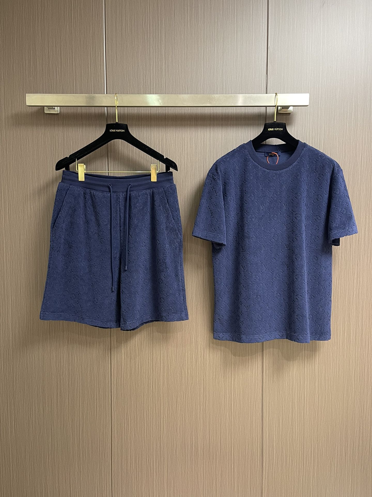 LV Monogram T-Shirt Suit with Stereocarving Techniques for High-Precision Cut, Size S-XL - 图片 3