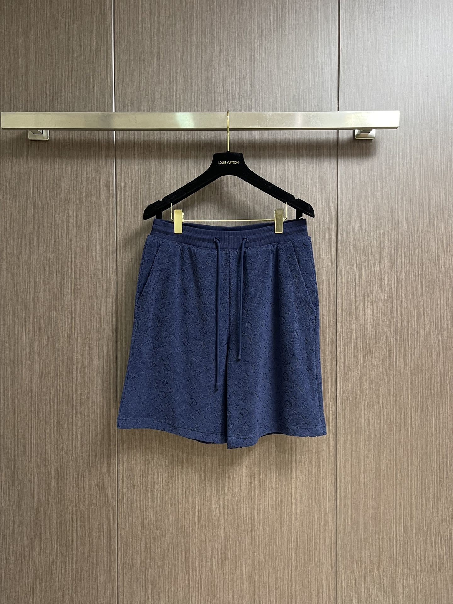 Title: LV Monogram T-shirt with Stereocarving Techniques Summary: LV T-shirt with Monogram design and advanced stereocarving for precise, high-fashion style in sizes S-XL - 图片 1