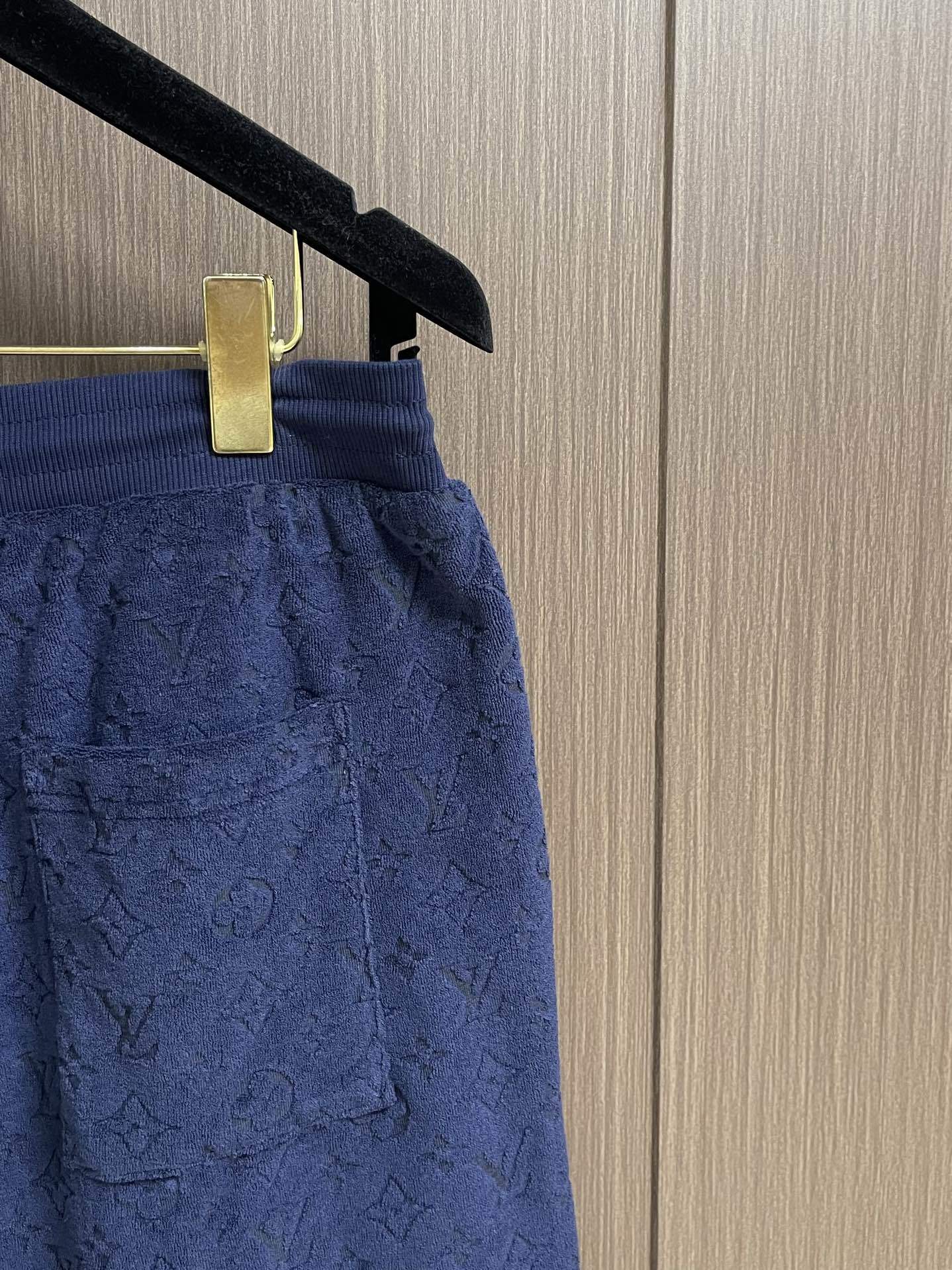 Title: LV Monogram T-shirt with Stereocarving Techniques Summary: LV T-shirt with Monogram design and advanced stereocarving for precise, high-fashion style in sizes S-XL - 图片 7