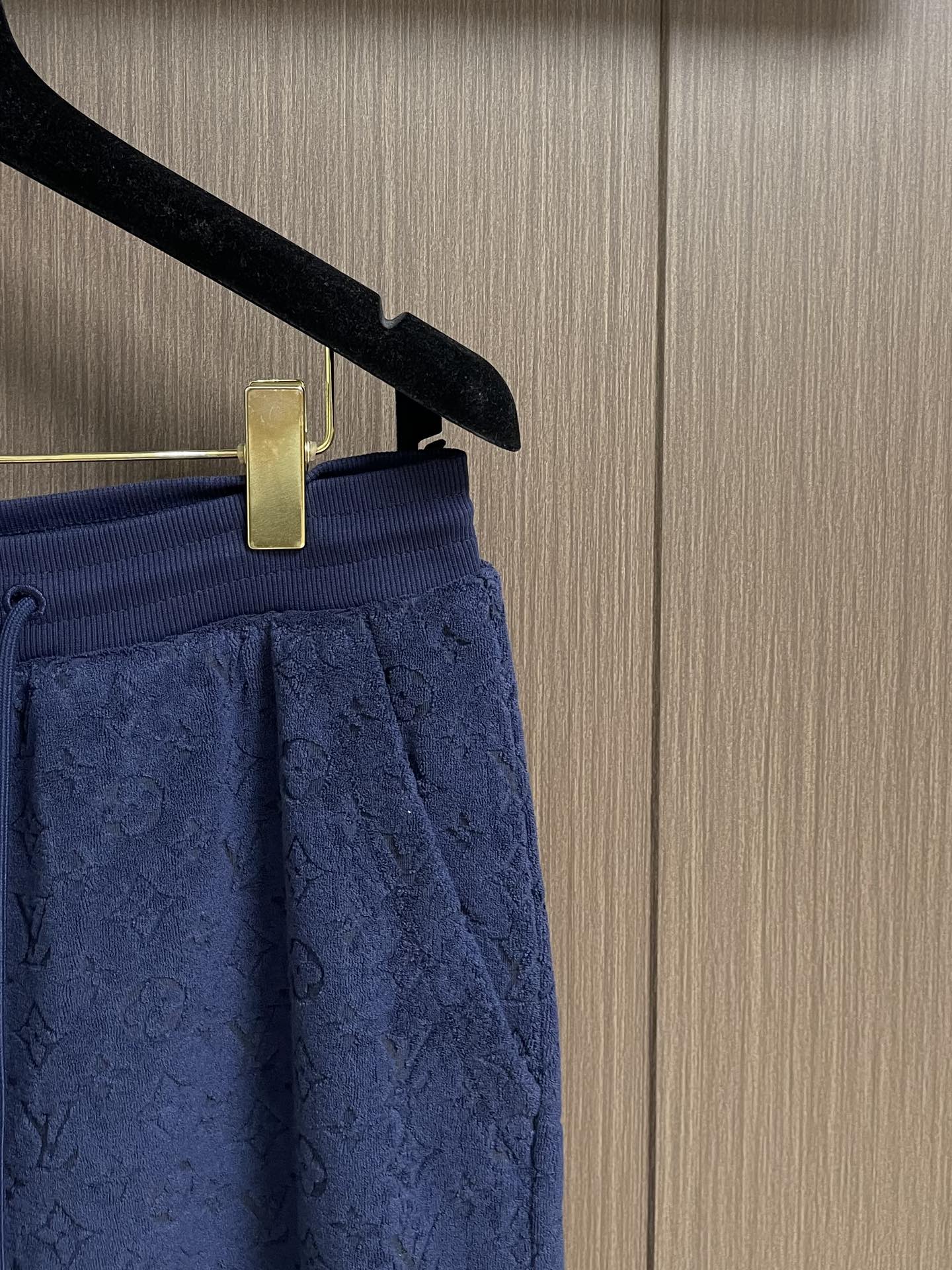 Title: LV Monogram T-shirt with Stereocarving Techniques Summary: LV T-shirt with Monogram design and advanced stereocarving for precise, high-fashion style in sizes S-XL - 图片 4