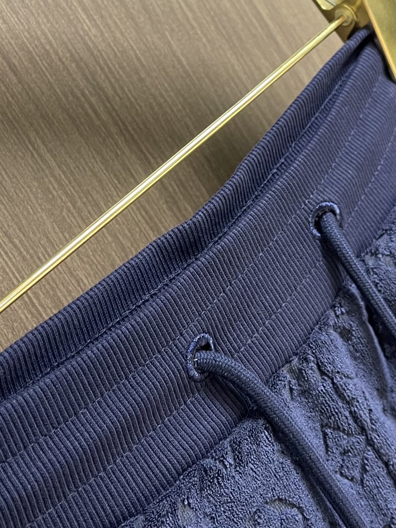 Title: LV Monogram T-shirt with Stereocarving Techniques Summary: LV T-shirt with Monogram design and advanced stereocarving for precise, high-fashion style in sizes S-XL - 图片 5