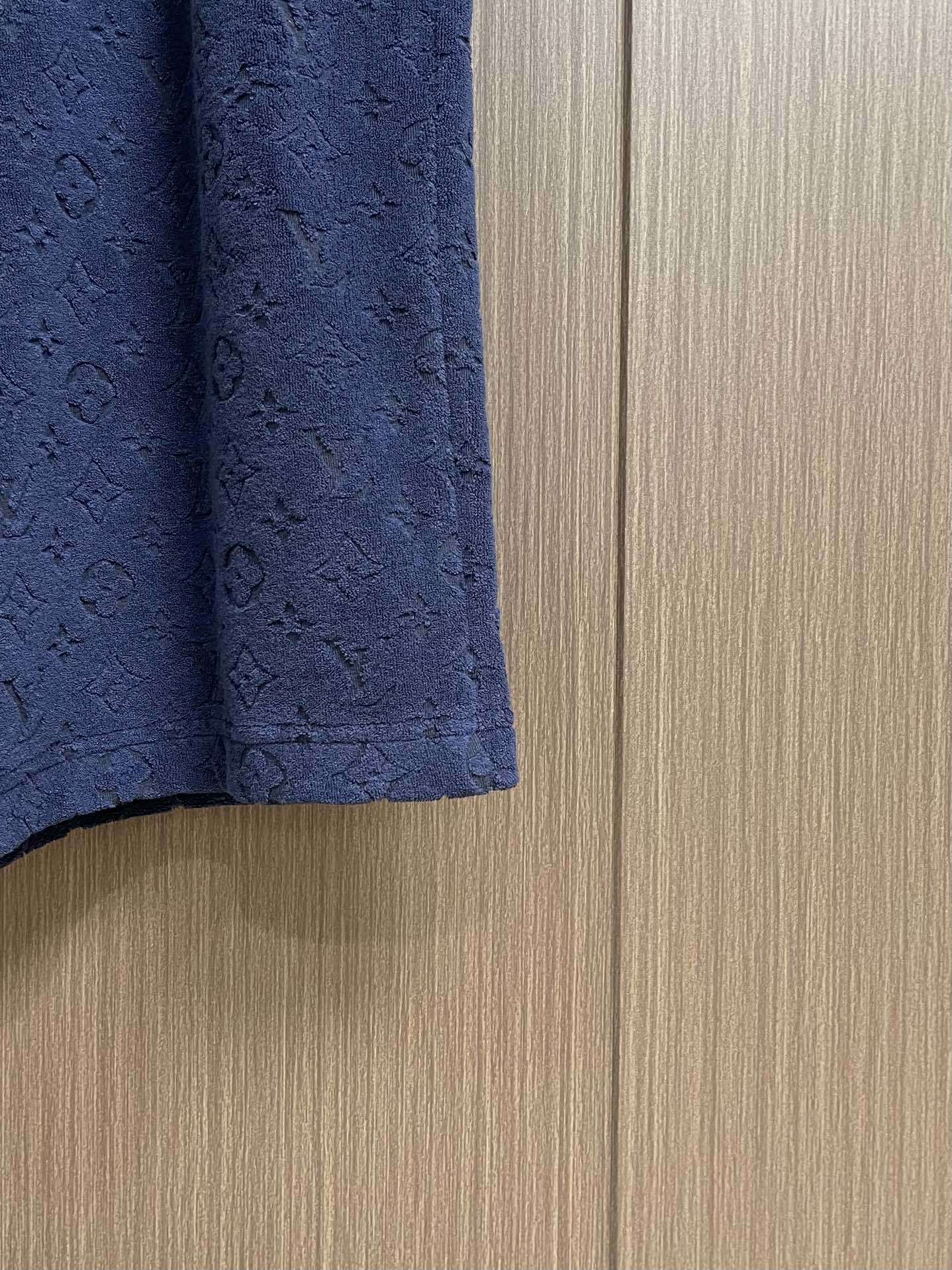 Title: LV Monogram T-shirt with Stereocarving Techniques Summary: LV T-shirt with Monogram design and advanced stereocarving for precise, high-fashion style in sizes S-XL - 图片 8