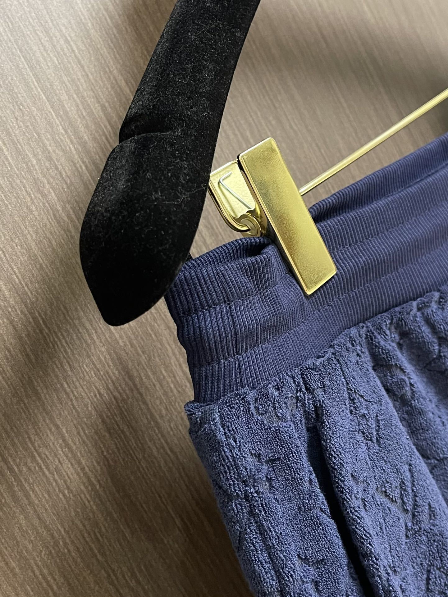 Title: LV Monogram T-shirt with Stereocarving Techniques Summary: LV T-shirt with Monogram design and advanced stereocarving for precise, high-fashion style in sizes S-XL - 图片 6