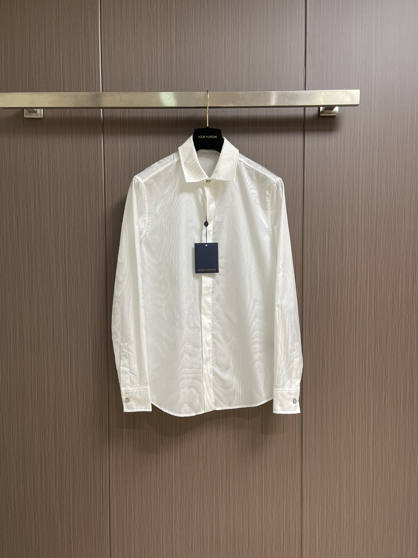 NO:495853,LV ss new cotton-blend long-sleeved shirt, with a simple Mini Monogram waffle jacquard, and then illuminates the classic silhouette with pearlescent buttons, which can inject a delicate style into the seasonal shape. Size S-XL,,louis vuitton,shirts,alexander wang19860909LV ss新款棉质混纺长袖衬衫,以素净 Mini Monogram 华夫格提花呈现细腻肌理,再借珠光纽扣点亮经典廓形,可为当季造型注入考究格调.尺码S-XL,,louis vuitton,shirts,alexander wang,Men's clothing