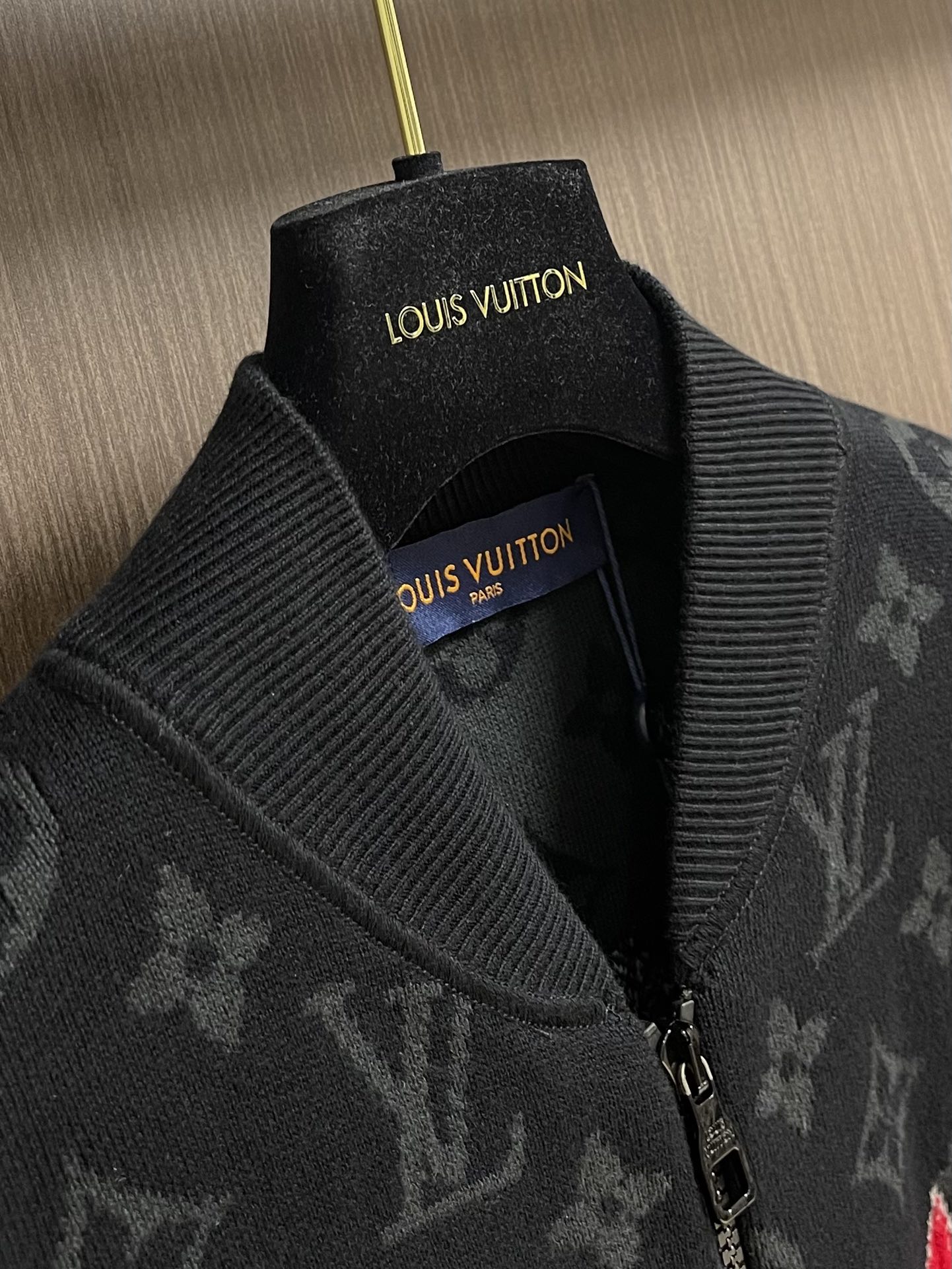 “LV Graffiti Zipper Jacket: Monogram Knit Pattern for Versatile Style, Sizes S-XL” - 图片 3