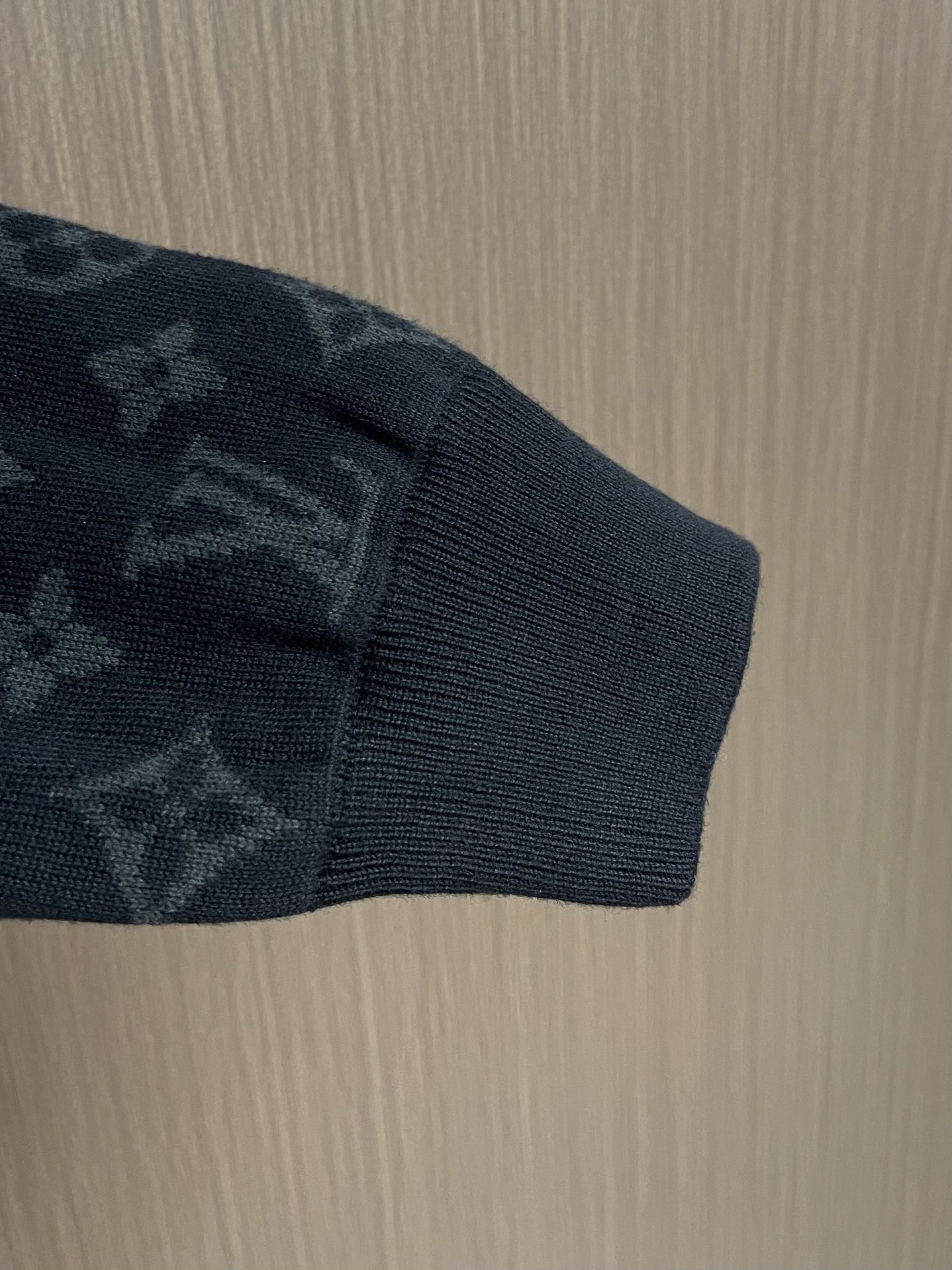 “LV Graffiti Zipper Jacket: Monogram Knit Pattern for Versatile Style, Sizes S-XL” - 图片 8