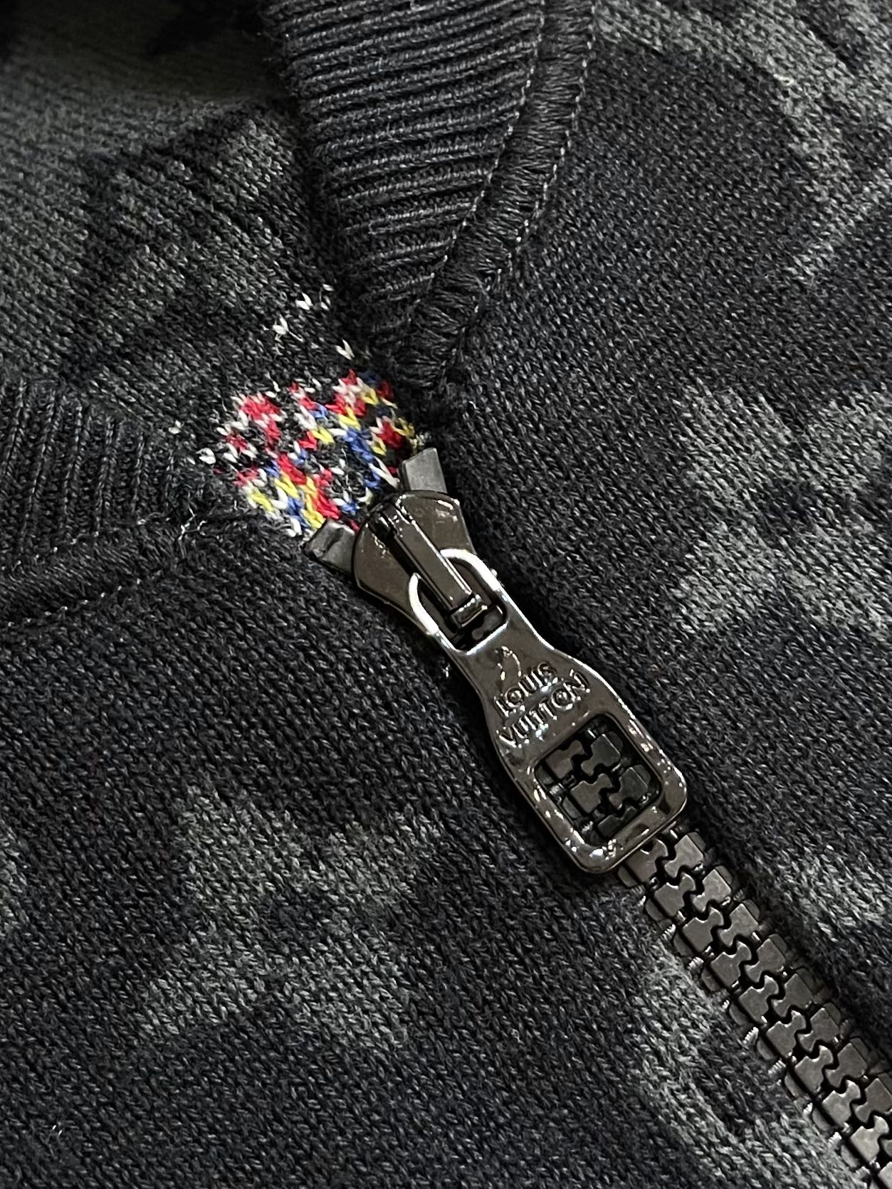 “LV Graffiti Zipper Jacket: Monogram Knit Pattern for Versatile Style, Sizes S-XL” - 图片 5
