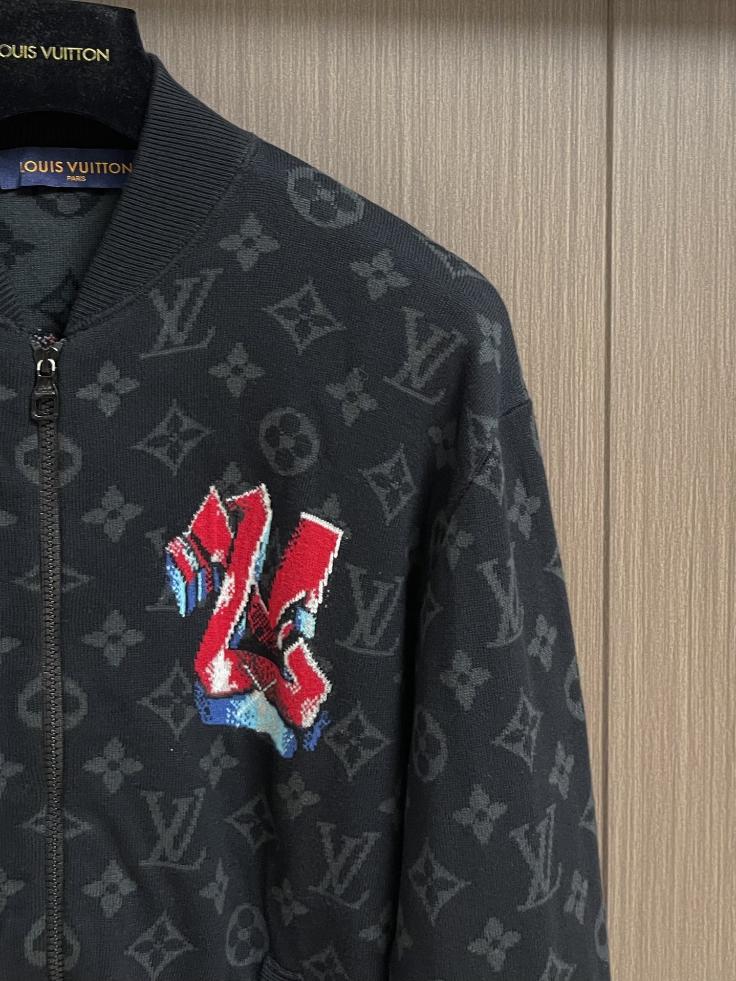 “LV Graffiti Zipper Jacket: Monogram Knit Pattern for Versatile Style, Sizes S-XL” - 图片 4