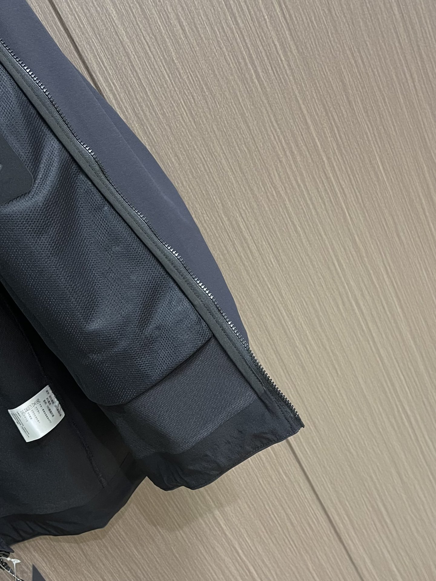 Title: Arcteryx Nodin Jacket Review: Lightweight Windproof Urban Shell Summary: Arcteryx Original Bird Nodin Jacket is a versatile windshell with high-quality materials and - 图片 7