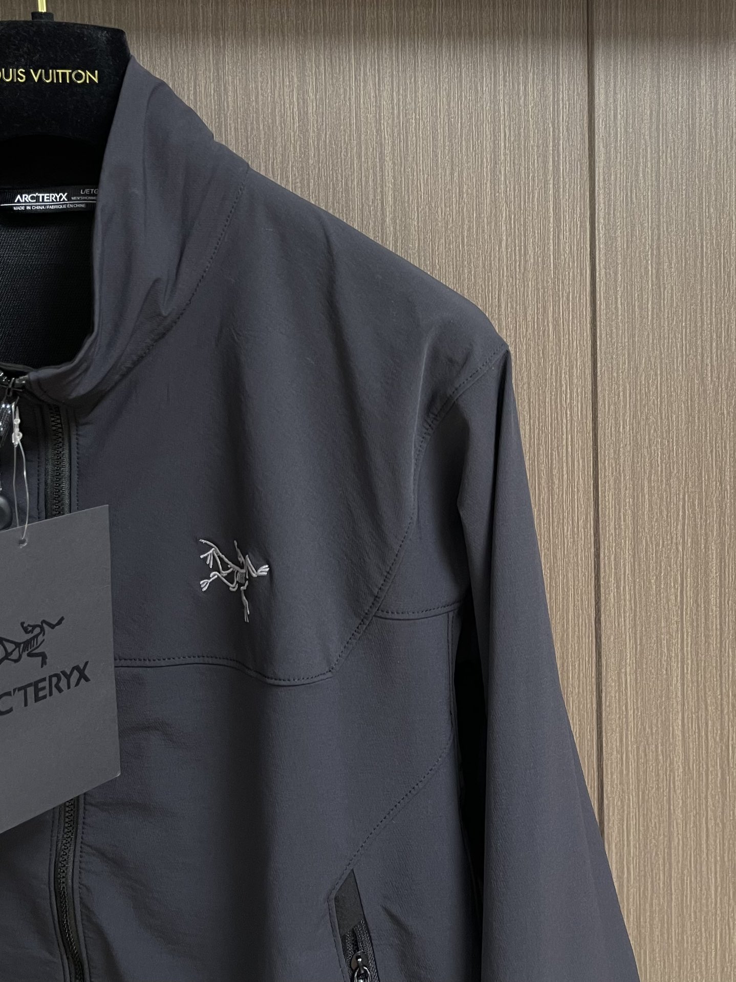 Title: Arcteryx Nodin Jacket Review: Lightweight Windproof Urban Shell Summary: Arcteryx Original Bird Nodin Jacket is a versatile windshell with high-quality materials and - 图片 4