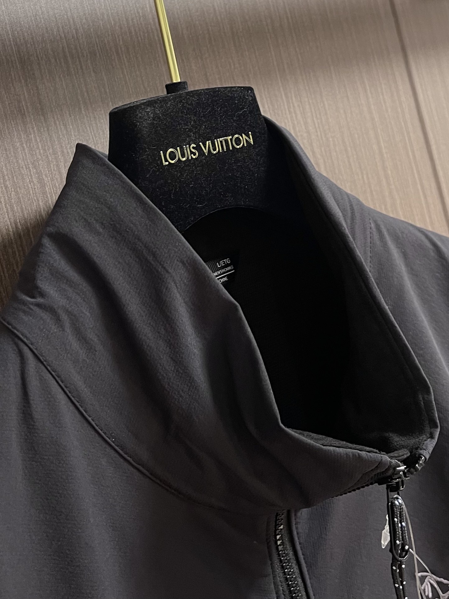 Title: Arcteryx Nodin Jacket Review: Lightweight Windproof Urban Shell Summary: Arcteryx Original Bird Nodin Jacket is a versatile windshell with high-quality materials and - 图片 6