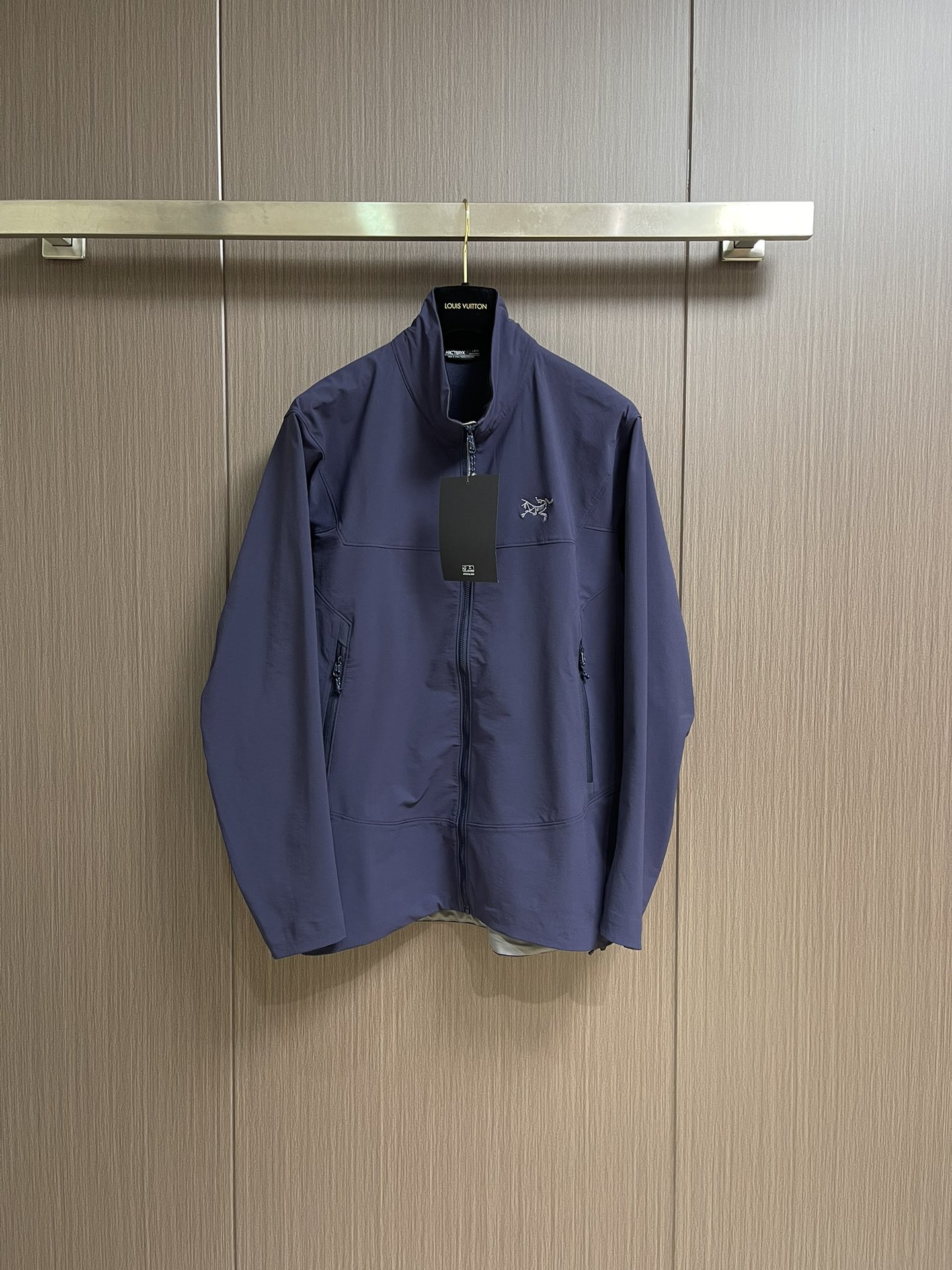 Title: Arcteryx Nodin Jacket Review: Lightweight, Windproof, and Stylish Urban Outerwear Summary: Arcteryx Nodin Jacket offers windproof, stylish design - 图片 1
