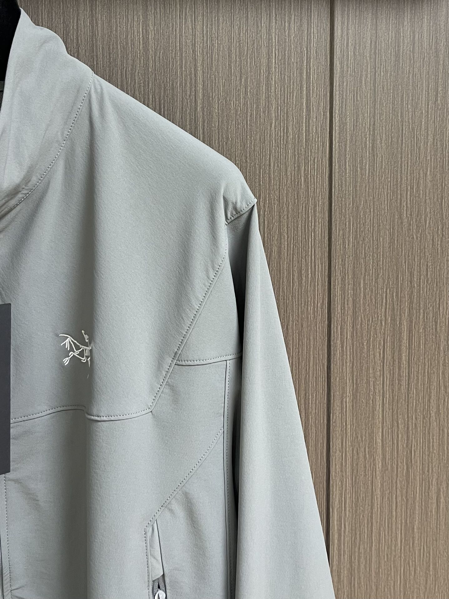 Arcteryx Nodin Jacket Review: Windproof & Stylish Light Shell for Outdoor & Urban Wear, Nylon 66 Fabric. - 图片 4