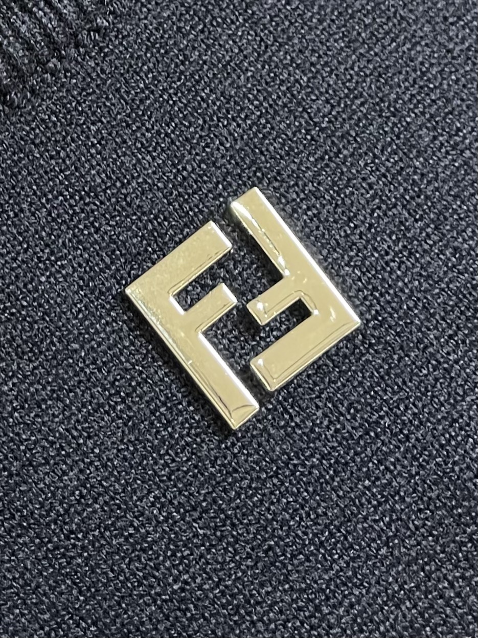 Fendi Wool-Cotton Sweater with Iron Collar – Fall/Winter Warmth & Stylish Design in Black Wool Linen - 图片 5