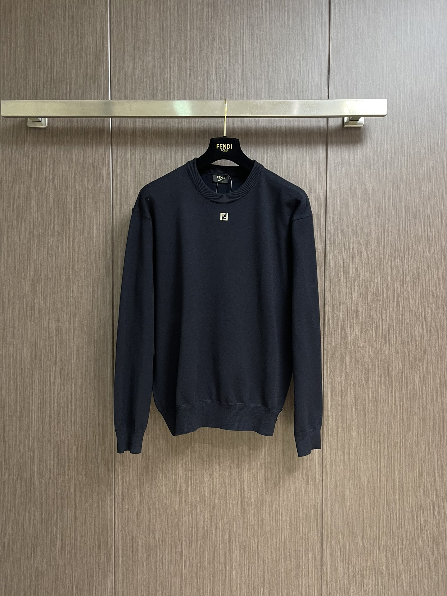 NO:495821,Fendi double F iron round neck long-sleeved knitted sweater, the fabric is made of wool blended cotton yarn material, and the composition is 25 wool and 75 cotton respectively. This model is used as base wool on the autumn and winter, and the cotton yarn can provide the upper body wearing style. The chest ironing mark is made of high temperature 180 degrees, and the original version is 1:1 quantitative size and double F size. The laundry washing water is used to feel and remove impurities on the surface of the wool surface. At the same time, the clothing style is effectively fixed. Standard tailored round neck pullover. Black lightweight wool yarn material. The chest and ribbed trim are decorated with ironing FF details. Size S-XL, fendi, sweaters, alexander wang19860909fendi 双F铁标圆领长袖针织毛衣,面料采用羊毛混纺棉纱材料,成份分别为25羊毛,75棉,该款做为秋冬打底羊毛有效提供上身保暖效果,棉纱可提供上身穿着版型.胸前烫标采用高温180度烫压,原版1: 1定量尺寸与双F大小.成衣洗水做手感与去除羊毛面表面杂质.同时有效固定衣服版型.标准剪裁圆领套头衫.黑色轻质羊毛纱线材质.胸部和罗纹边饰以烫标FF细节.尺码S-XL,,fendi,sweaters,alexander wang,Men's clothing