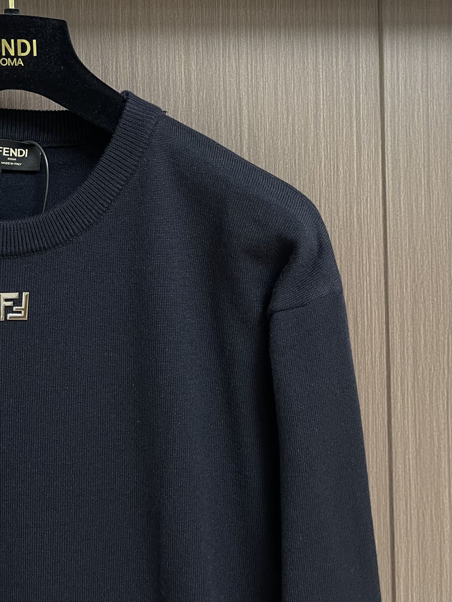 Fendi Wool-Cotton Sweater with Iron Collar – Fall/Winter Warmth & Stylish Design in Black Wool Linen - 图片 4