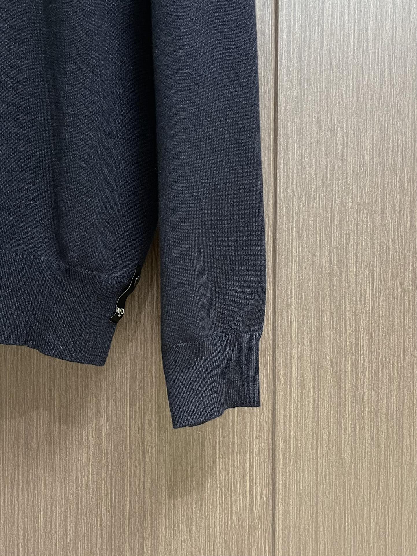 Fendi Wool-Cotton Sweater with Iron Collar – Fall/Winter Warmth & Stylish Design in Black Wool Linen - 图片 7