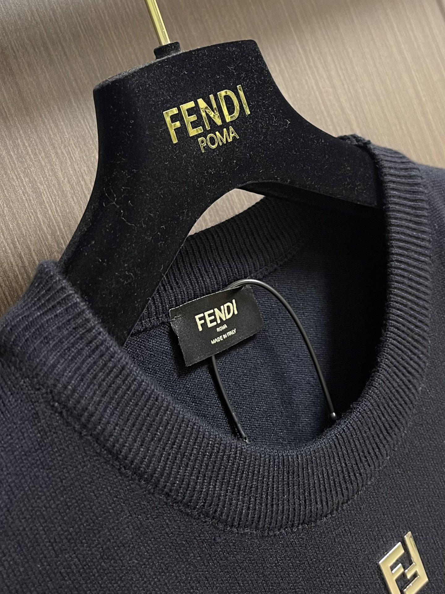 Fendi Wool-Cotton Sweater with Iron Collar – Fall/Winter Warmth & Stylish Design in Black Wool Linen - 图片 6