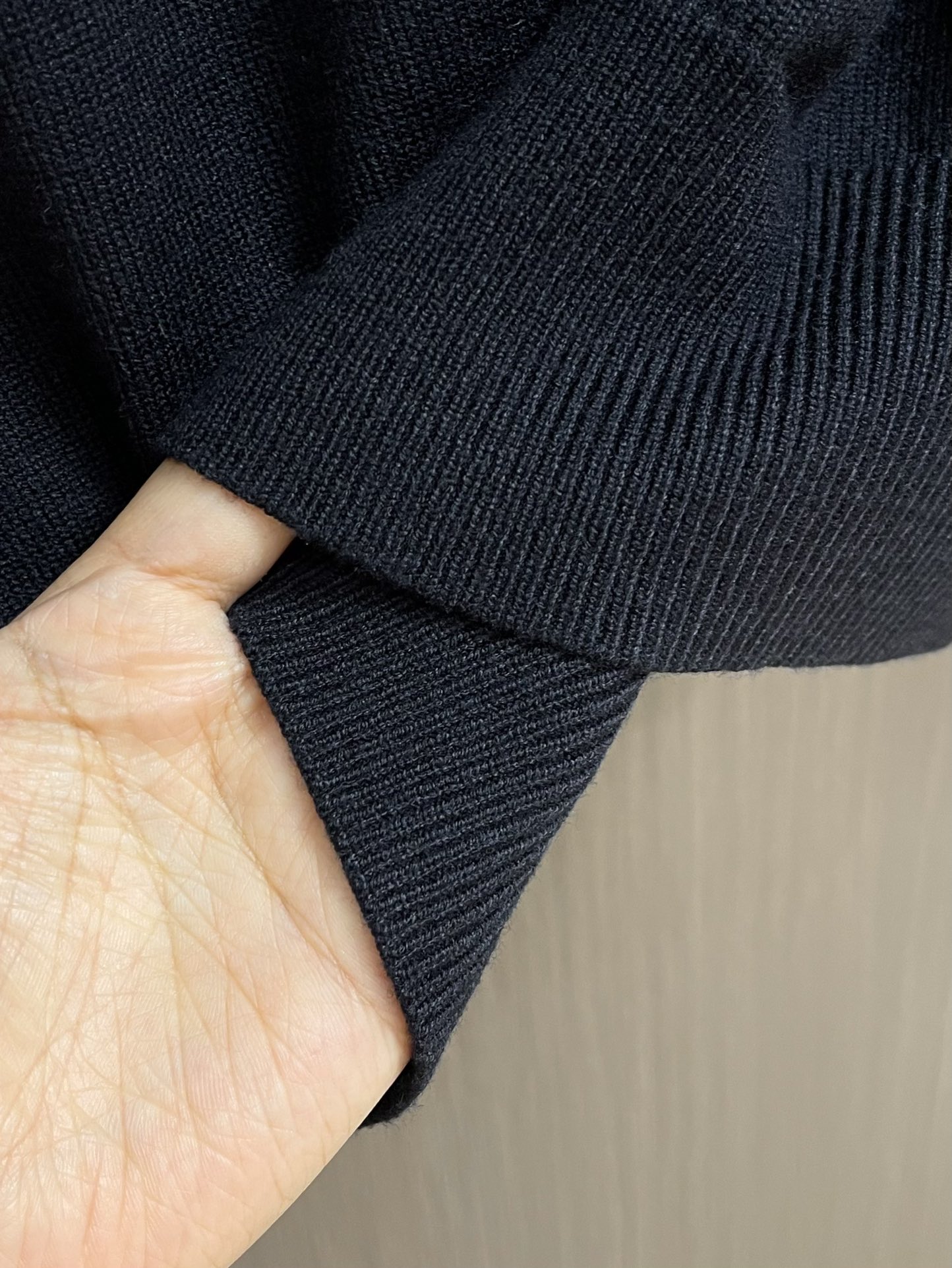 Fendi Wool-Cotton Sweater with Iron Collar – Fall/Winter Warmth & Stylish Design in Black Wool Linen - 图片 8