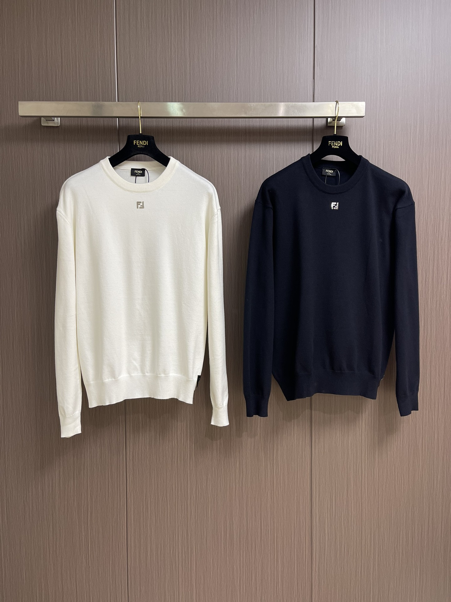 Fendi Wool-Cotton Sweater with Iron Collar – Fall/Winter Warmth & Stylish Design in Black Wool Linen - 图片 3