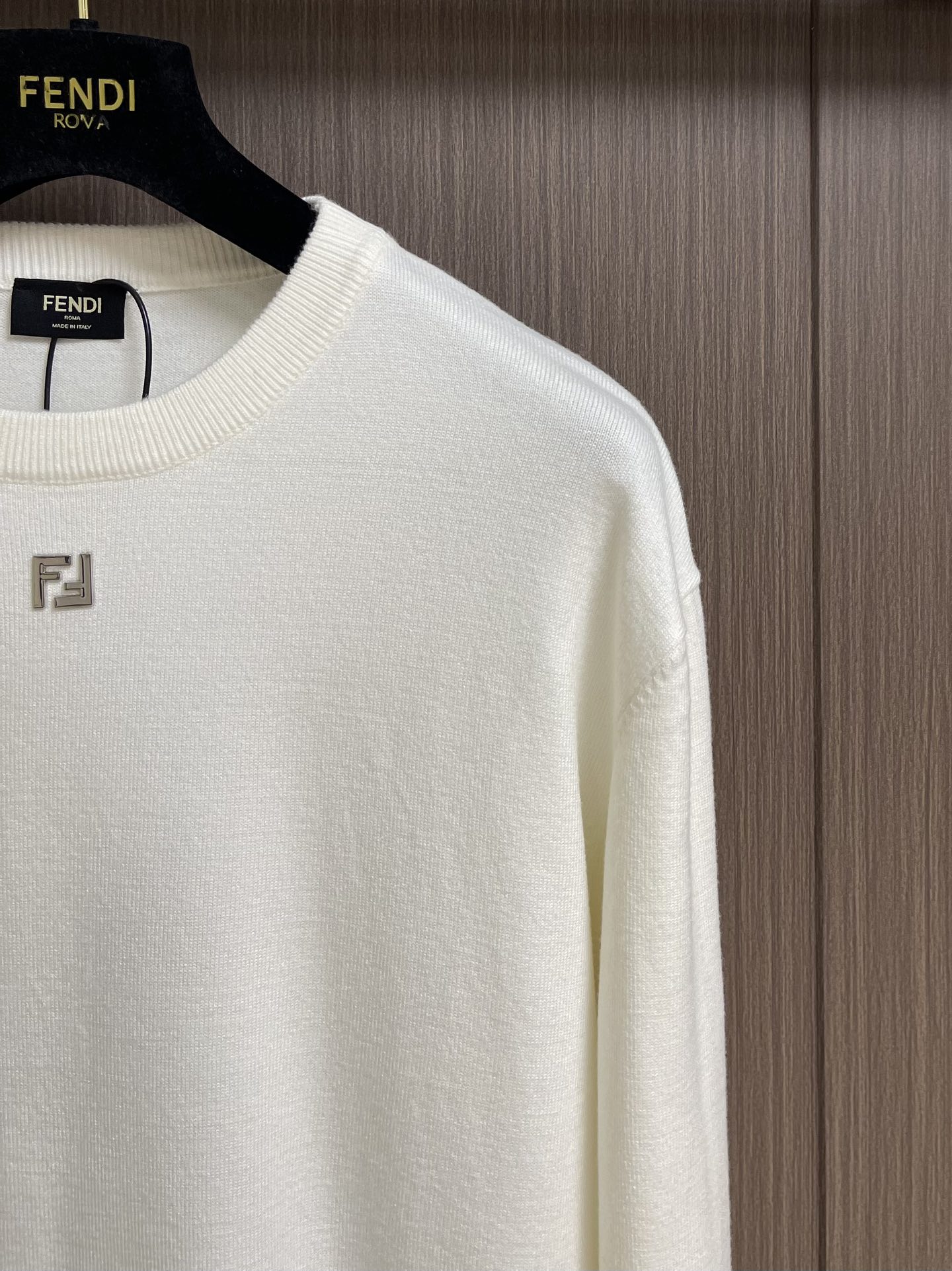 “624Fendi Two F-iron Long-Sleeved Sweaters: Wool-Cotton Blend for Fall-Winter Warmth” - 图片 4