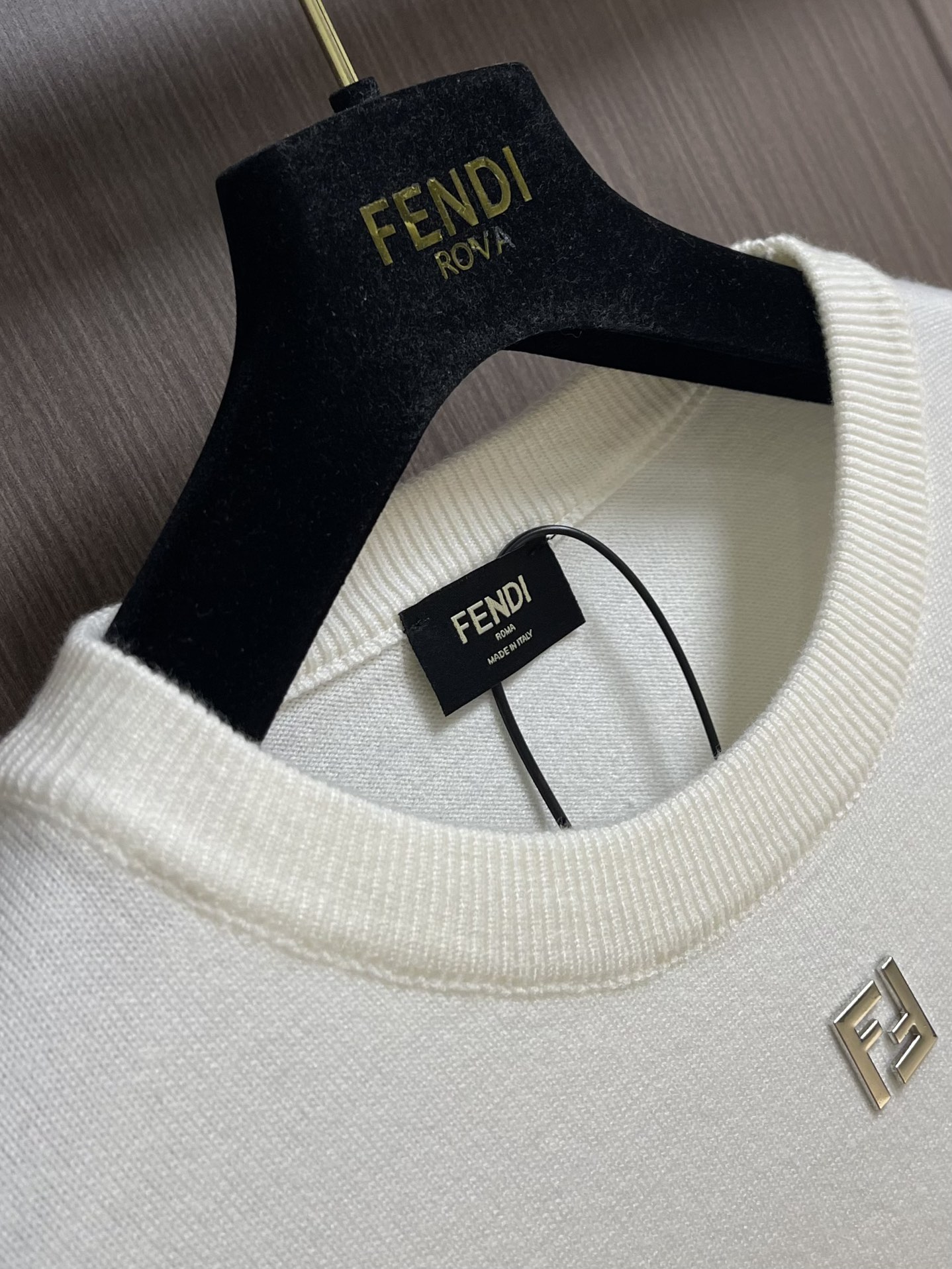 “624Fendi Two F-iron Long-Sleeved Sweaters: Wool-Cotton Blend for Fall-Winter Warmth” - 图片 6