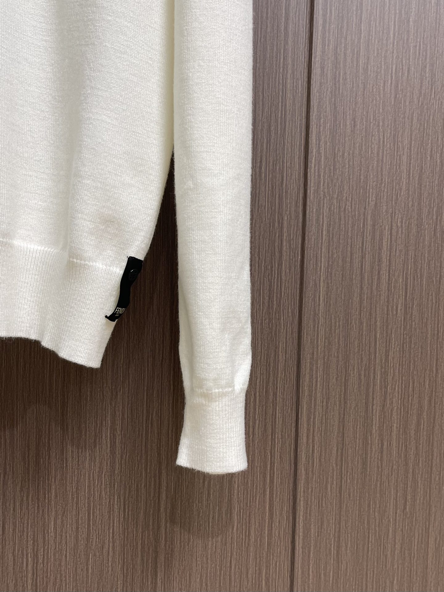 “624Fendi Two F-iron Long-Sleeved Sweaters: Wool-Cotton Blend for Fall-Winter Warmth” - 图片 7