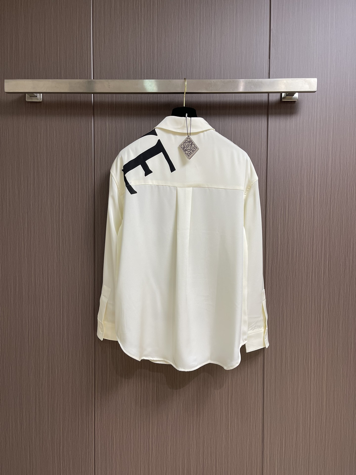 Luxurious Loewe Custom-Made Silk Shirt with Unique Ink-Black Logo Print and Butterfly-Inspired Design: Review & Details - 图片 2