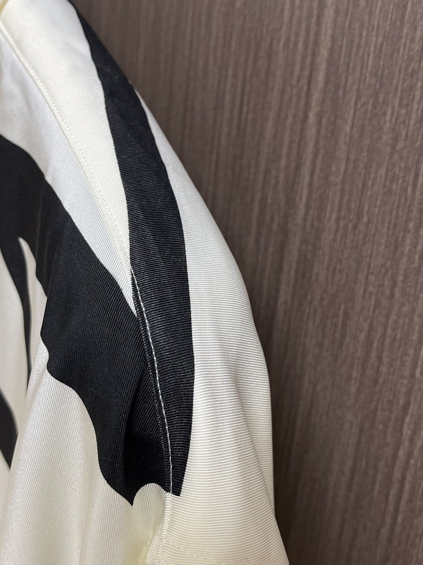 Luxurious Loewe Custom-Made Silk Shirt with Unique Ink-Black Logo Print and Butterfly-Inspired Design: Review & Details - 图片 6