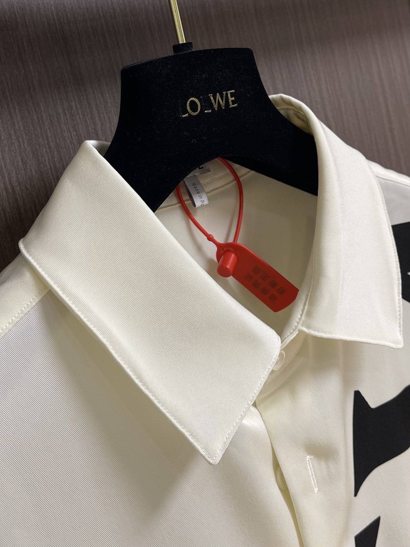 Luxurious Loewe Custom-Made Silk Shirt with Unique Ink-Black Logo Print and Butterfly-Inspired Design: Review & Details - 图片 3