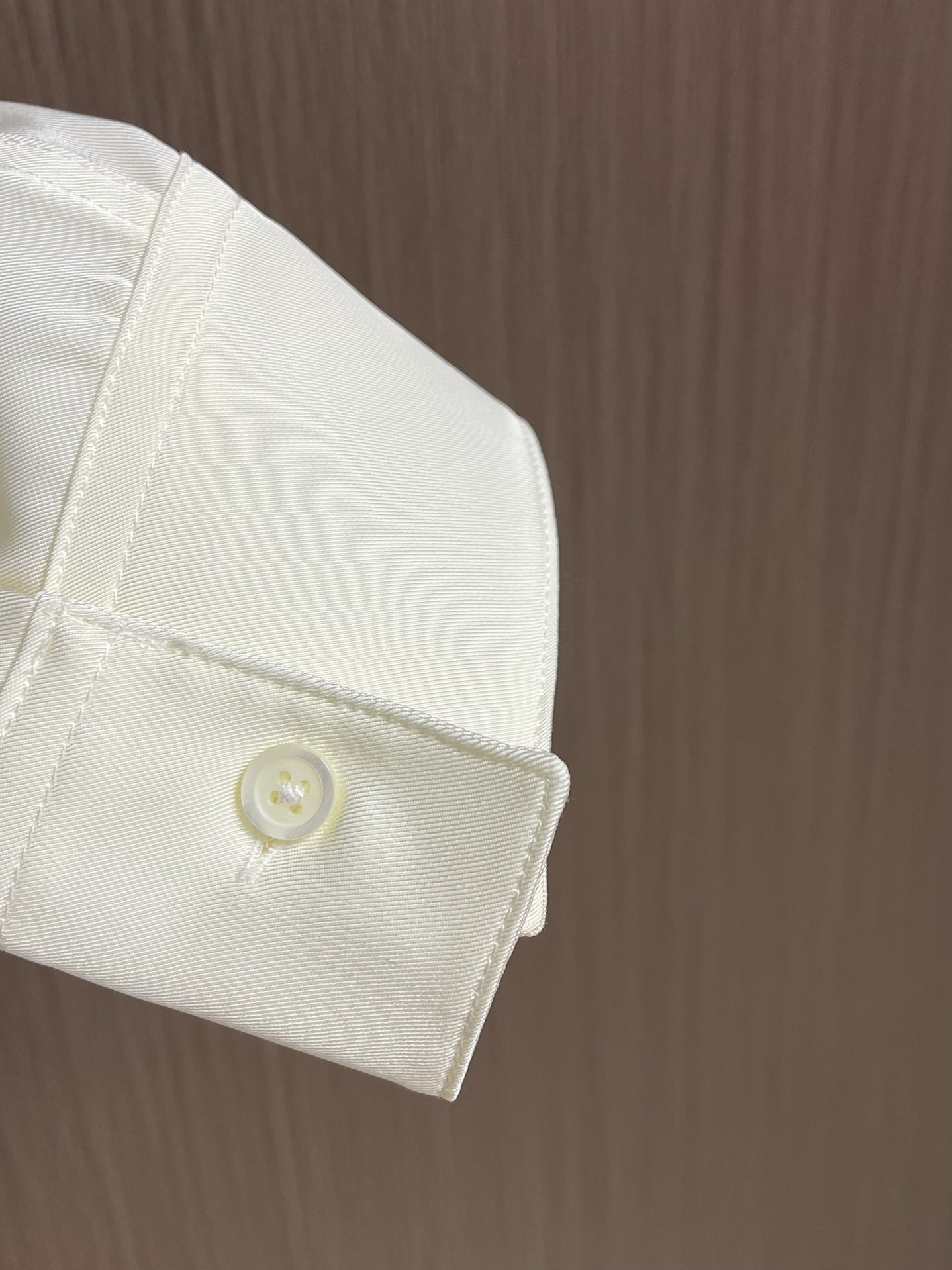 Luxurious Loewe Custom-Made Silk Shirt with Unique Ink-Black Logo Print and Butterfly-Inspired Design: Review & Details - 图片 8