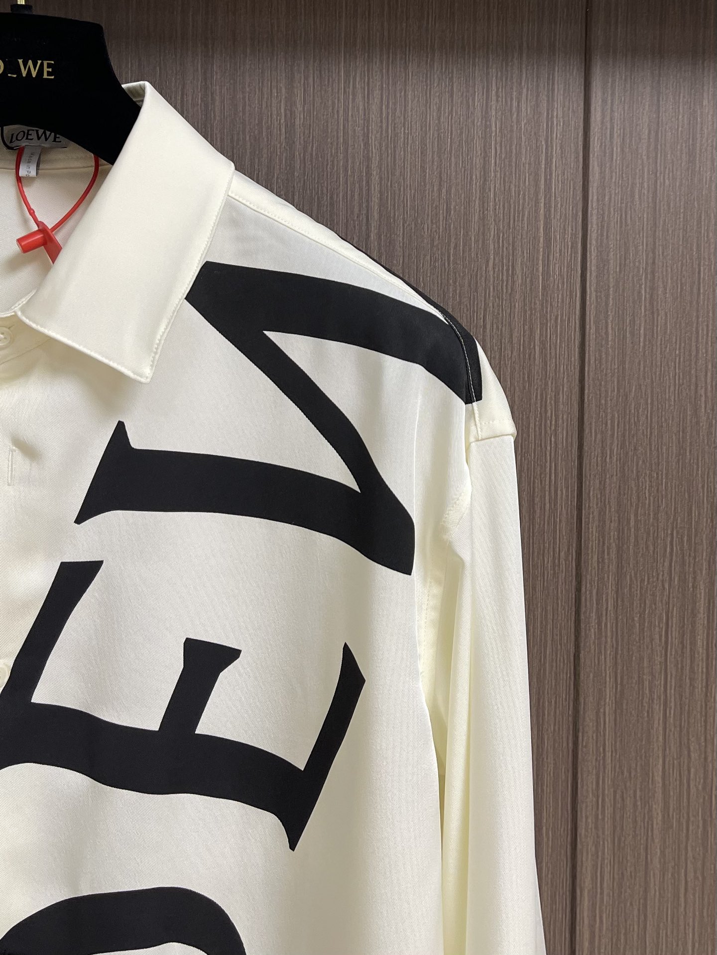 Luxurious Loewe Custom-Made Silk Shirt with Unique Ink-Black Logo Print and Butterfly-Inspired Design: Review & Details - 图片 4