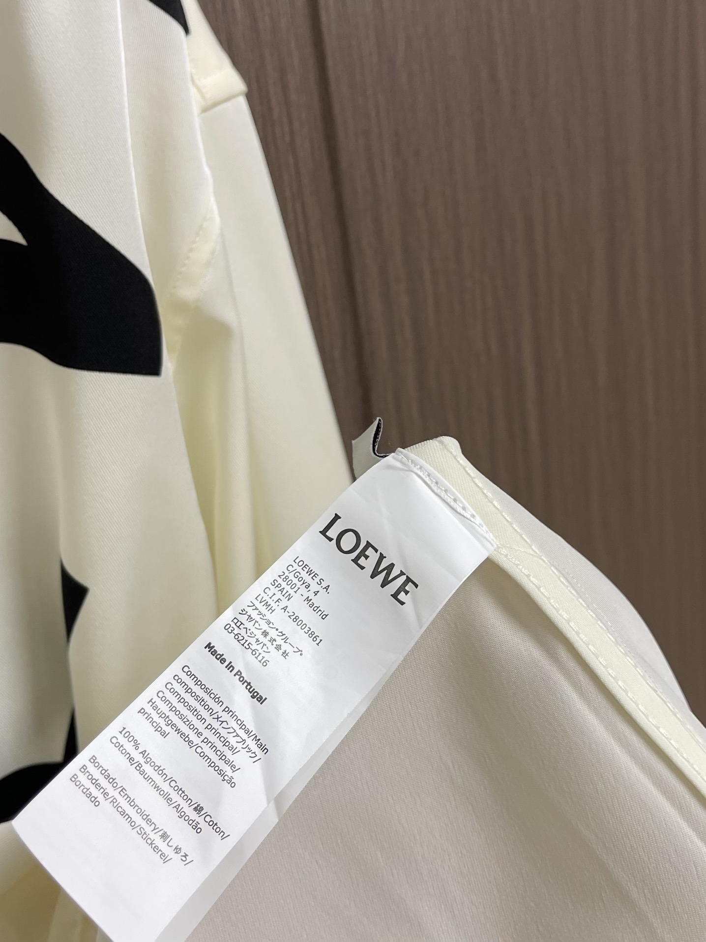 Luxurious Loewe Custom-Made Silk Shirt with Unique Ink-Black Logo Print and Butterfly-Inspired Design: Review & Details - 图片 9