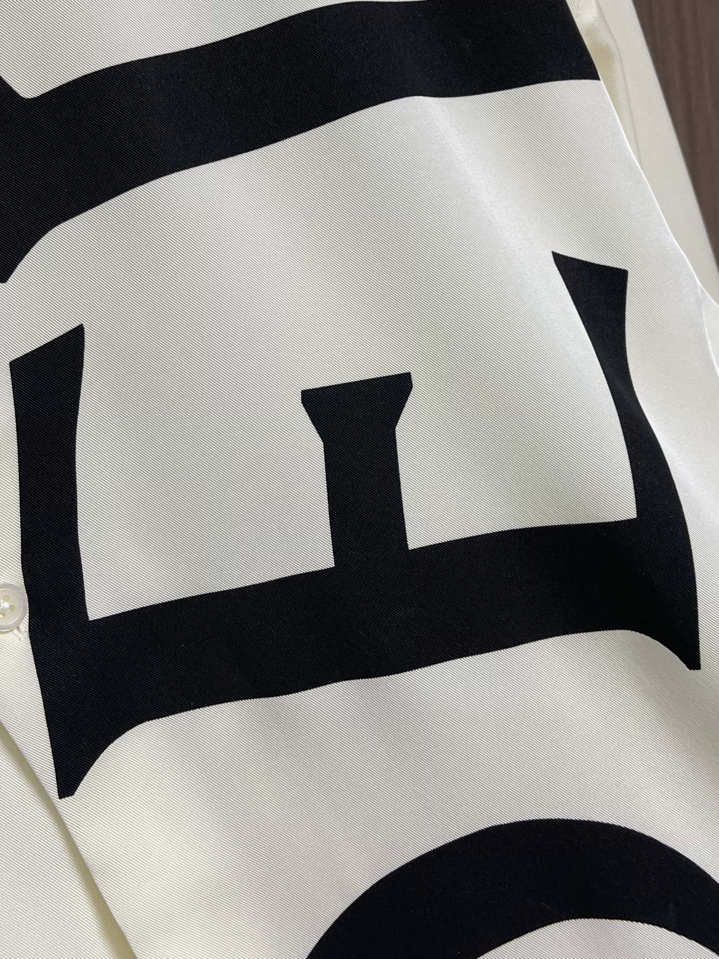 Luxurious Loewe Custom-Made Silk Shirt with Unique Ink-Black Logo Print and Butterfly-Inspired Design: Review & Details - 图片 5