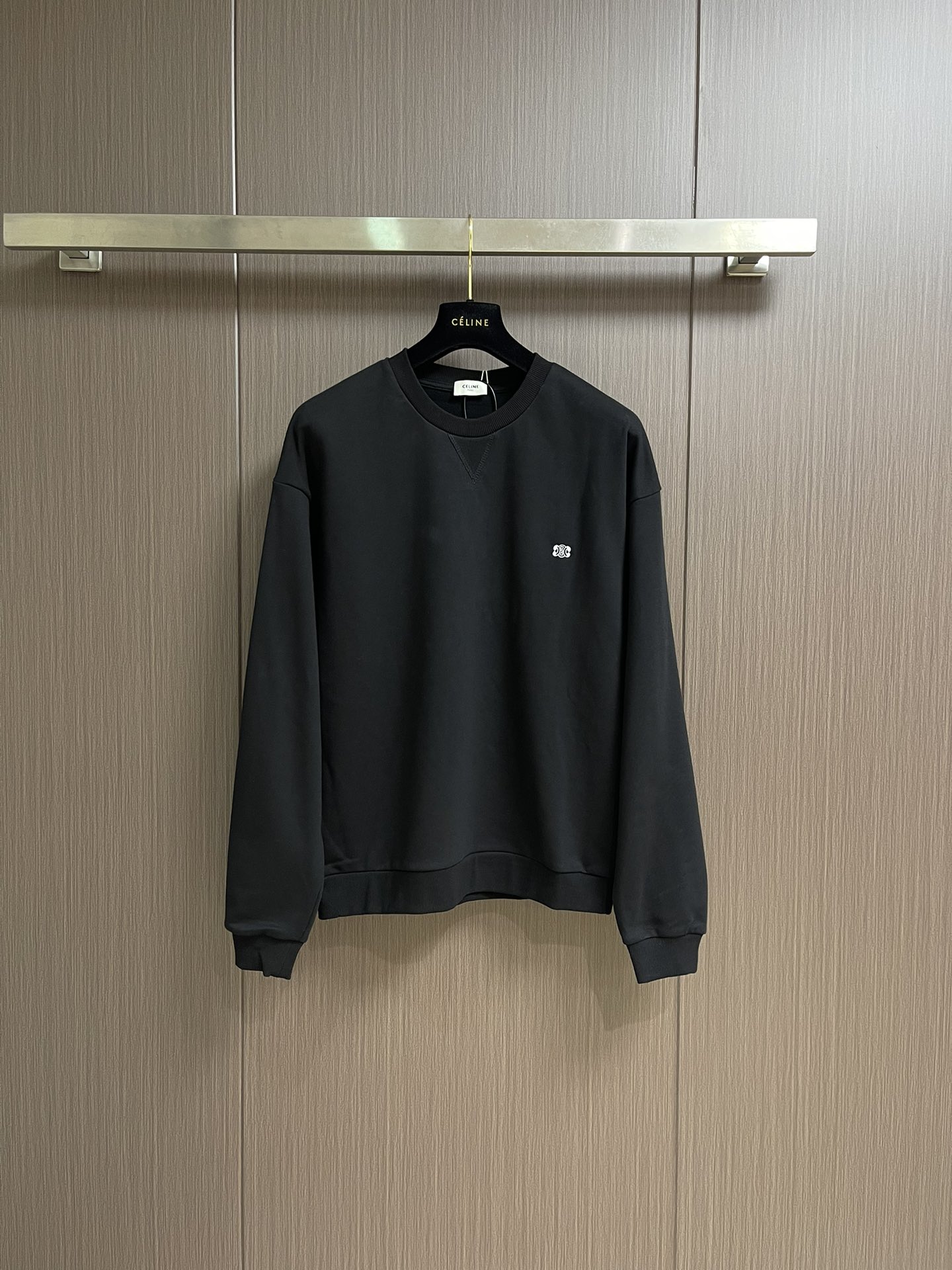 NO:495813,CELINE Arc de Triomphe embroidered round-neck sweatshirt, using 380 grams of pure cotton double strands, threads with 2*2 double yarn threads. Fabric Xinjiang cotton fixed weaving. The embroidery adopts 3D three-dimensional embroidery, with clear embroidery pattern lines, about 1200 stitches. The collar lower triangle adopts thread splicing. TRIOMPHE embroidered cotton fleece loose sweatshirt, CELINE loose sweatshirt, large-size style, shoulder-falling design, length and under hips. Size S-XL, celine, hoodie, sweatshirts, alexander wang19860909CELINE 凯旋门刺绣圆领卫衣,采用380克纯棉双股毛圈,螺纹搭配2*2双纱螺纹.面料新疆棉定织.刺绣采用3D立体刺绣,刺绣图案线路清晰,约为1200针.领下口三角采用螺纹拼接做法.TRIOMPHE刺绣棉质抓绒宽松卫衣,CELINE宽松卫衣,大号版型,落肩设计,长度及臀部下方.尺码S-XL,,celine,hoodie,sweatshirts,alexander wang,Men's clothing