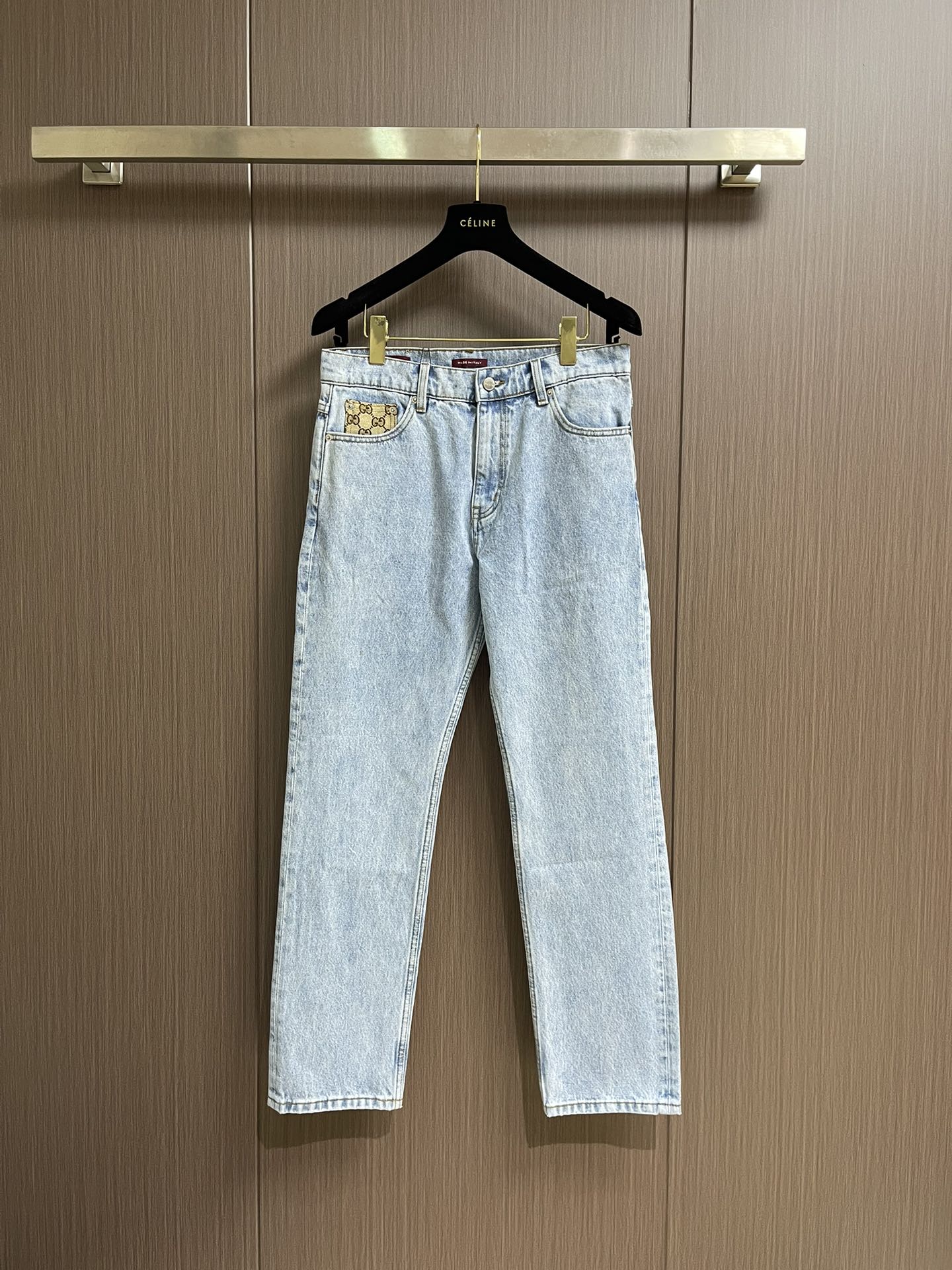 NO:495799,GUCCI inlaid with washed jeans, light blue washing denim background, with a slack and fashionable feeling, the front and back pockets are spliced ​​with classic presbyterian webbing, the logo is eye-catching and high-end, breaking the monotony of solid colors, retro and trendy with one click, custom metal buttons and zippers, the lettering is clear and textured; the back waist leather card and the red label on the inside of the 'MADE IN ITALY', selected high-quality washed tannin fabric, the denim surface is evenly washed, and the texture is natural; the seam is neat and fine, the trouser shape is crisp and not soft, and it will not deform for a long time. It is practical and has a high-end feeling when worn every day. Straight micro-cone tailoring, modifying the leg shape does not pick the figure, small ones make you look taller, big ones make you look neat, and suitable for a variety of things, from T-shirts to suits, one hand  The details of the classic genes are worn on the body are all brand background. Size 30-31-32-33-34-36, gucci, jeans, business suit, alexander wang19860909GUCCI 镶饰水洗牛仔裤,浅蓝水洗牛仔底色,自带松弛时髦感,前袋、后袋侧边拼接品牌经典老花织带,标识醒目又高级,打破纯色单调,复古与潮流一键拿捏,定制金属纽扣、拉链,刻字清晰有质感；后腰皮牌、内侧红标'MADE IN ITALY',甄选优质水洗丹宁面料打造,牛仔布面水洗均匀,纹理自然；缝线工整细密,裤型挺括不软塌,久坐不变形,日常实穿又藏高级感,直筒微锥剪裁,修饰腿型不挑身材,小个子显高、大个子显利落,适配各种,从T 恤到西装都能搭出腔调,一条把 经典基因穿在身上的,细节里全是品牌底蕴.尺码30-31-32-33-34-36,,gucci,jeans,business suit,alexander wang,Men's clothing