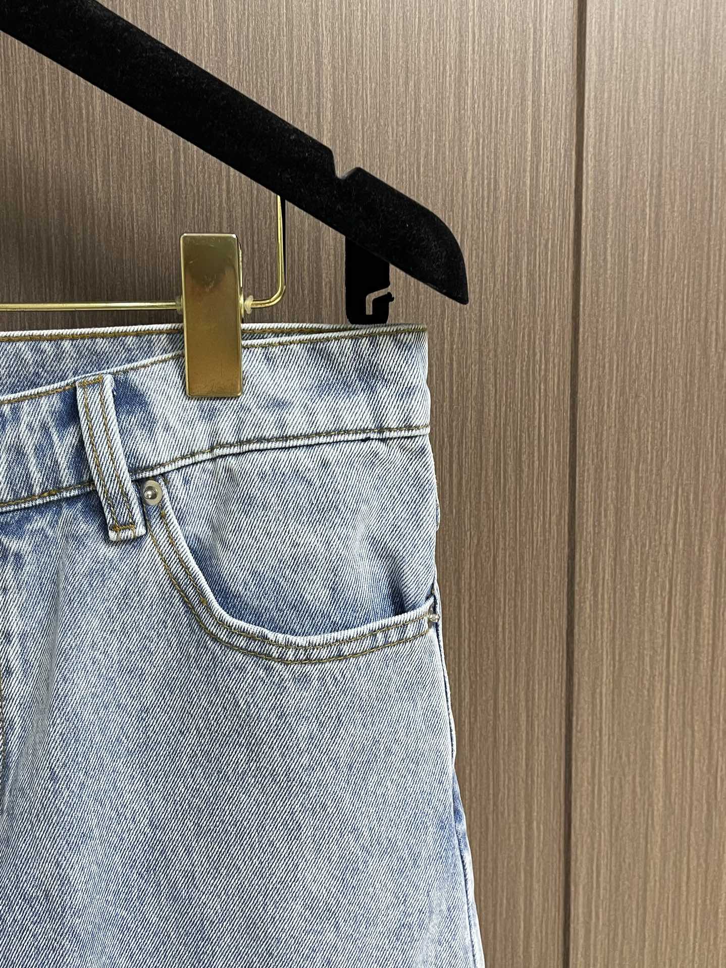 “768 Gucci Globe-Based Light Blue Jeans: Classic Bouquets with Retro and Currents, High-Quality Italian Craftsmanship” - 图片 4