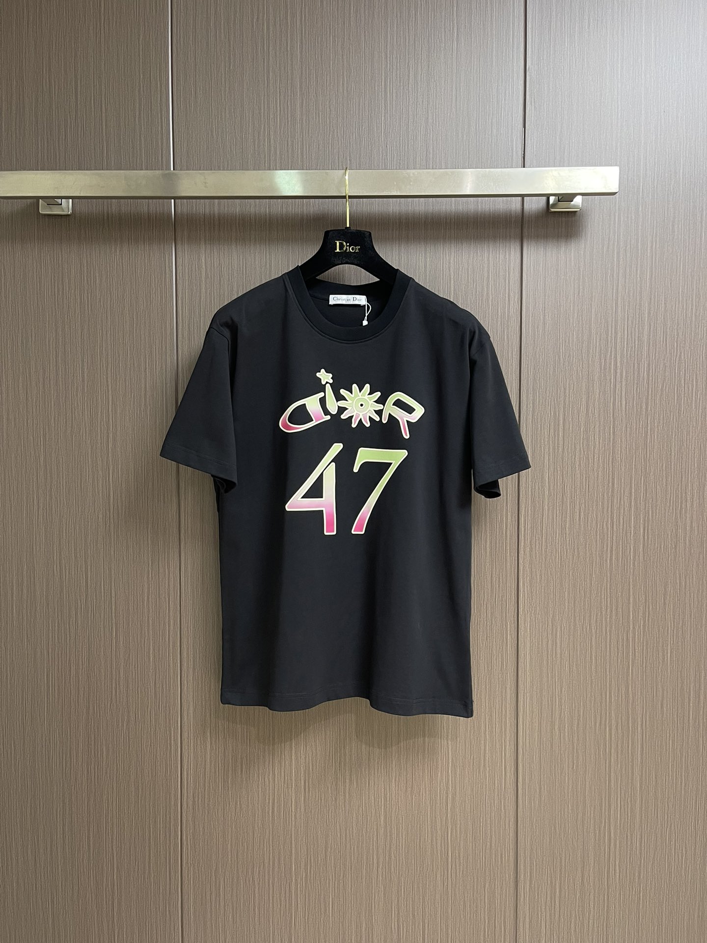 NO:502723,The complete set of Dior Ss' new limited gradient 47 logo short-sleeved T-shirt shorts set, using customized cotton plain fabric, breathable and comfortable, with gradient brand letter printing on the chest, matched with gradient 47 printing pattern, fixed ribbed double-needle edge locking process Size M-3XL,,dior, shorts,T-shirt,tees,t-shirt,alexander wang19860909整套 Dior ss新款限定渐变47标识短袖T恤短裤套装,采用定制棉质平纹面料,透气舒适,胸前饰以渐变品牌字母印花,搭配渐变47印花图案,定织罗纹双针锁边工艺 尺码M-3XL,,dior,shorts,T-shirt,tees，t-shirt,alexander wang,Men's clothing