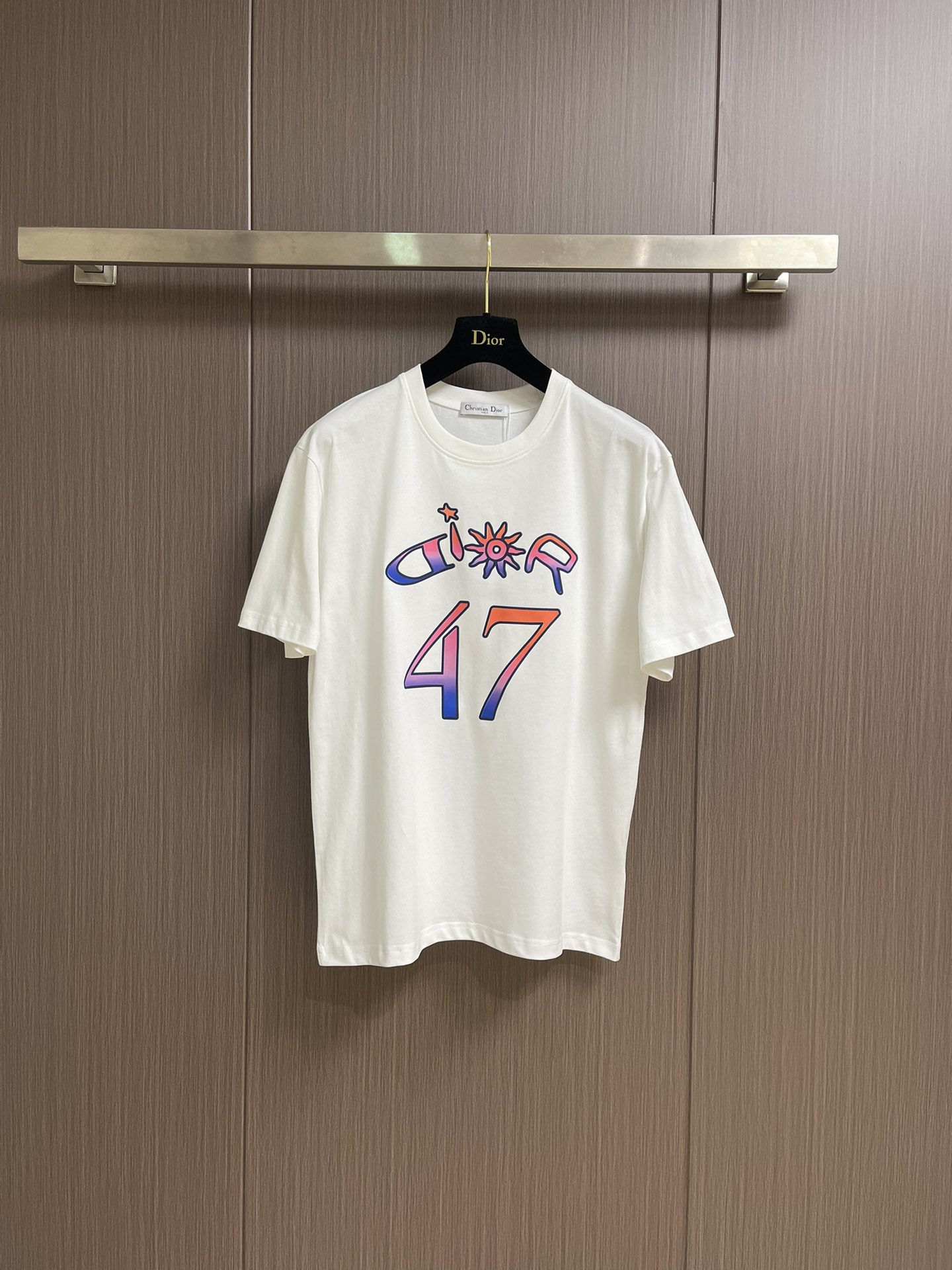 NO:502725,The complete set of Dior Ss' new limited gradient 47 logo short-sleeved T-shirt shorts set, using customized cotton plain fabric, breathable and comfortable, with gradient brand letter printing on the chest, matched with gradient 47 printing pattern, fixed ribbed double-needle edge locking process. Size M-3XL,,dior, shorts,T-shirt,tees,t-shirt,alexander wang19860909整套 Dior ss新款限定渐变47标识短袖T恤短裤套装,采用定制棉质平纹面料,透气舒适,胸前饰以渐变品牌字母印花,搭配渐变47印花图案,定织罗纹双针锁边工艺 .尺码M-3XL,,dior,shorts,T-shirt,tees，t-shirt,alexander wang,Men's clothing