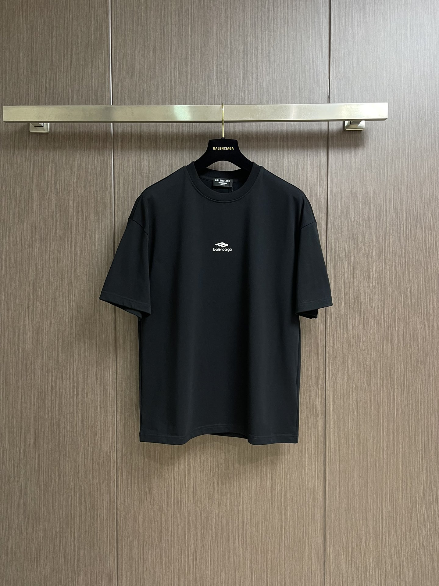 NO:520294,The whole set of BALENCIAGA 2025SS Spring and Summer New Men and Women's Same Short Sleeve T-Shirt Shorts Set!  Letter logo glue pressing process design. Selected cotton fabrics are provided with soft and skin-friendly feel, comfortable and breathable, and you can’t picky about the physical objects. The real thing will definitely make you love it!  Loose, small shoulder-dead round neck cut, genderless couple mixed style, opening up a new fashion charm. Size M-XXL, balenciaga, shorts, T-shirt, tees, t-shirt, alexander wang19860909整套 BALENCIAGA 2025SS春夏新款男女同款短袖T恤短裤套装！字母 logo 压胶工艺设计.精选客供进全棉面料,手感柔软亲肤,着身舒适透气性都无法挑剔,实物绝对会让你爱不释手！宽松小落肩的圆领版型裁剪,无性别主义的情侣混穿款式,打开全新的时装新韵味.尺码M-XXL,,balenciaga,shorts,T-shirt,tees，t-shirt,alexander wang,Men's clothing