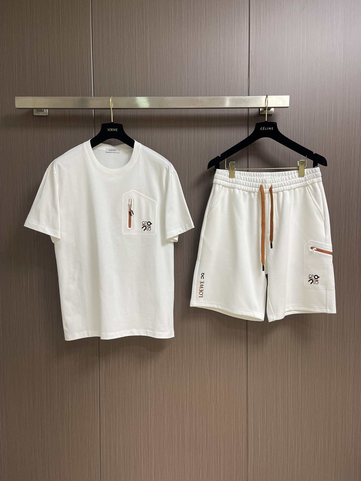 “864Loewe United 2025 T-Shirt Suit: Classic Weblogo Design, Comfortable 260g Cotton, Men and Women, M-3XL” - 图片 3