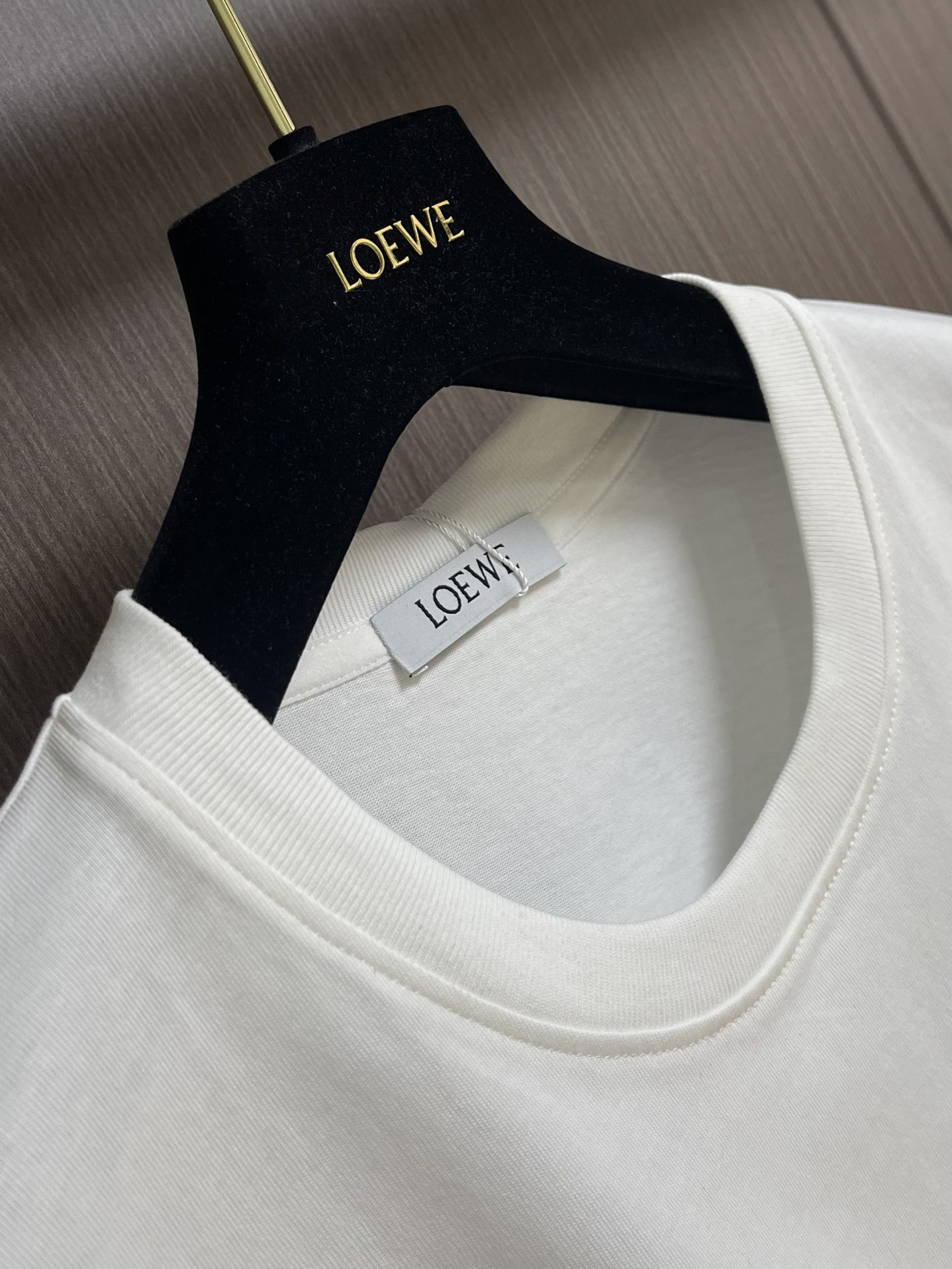 “864Loewe United 2025 T-Shirt Suit: Classic Weblogo Design, Comfortable 260g Cotton, Men and Women, M-3XL” - 图片 8