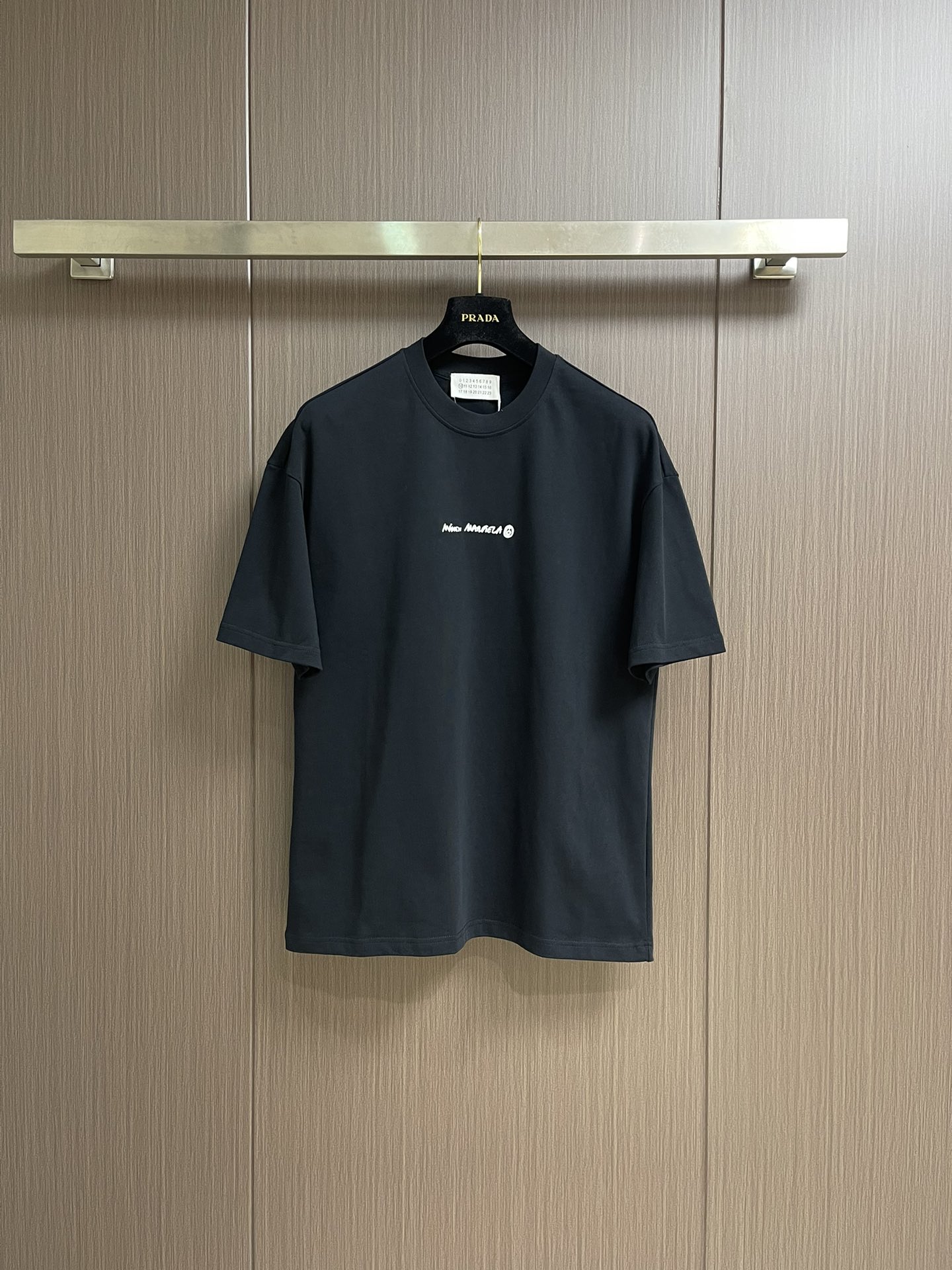 NO:520297,The whole set of maison margiel MM6 2025SS spring and summer new men and women's short-sleeved T-shirt shorts set, customized exclusive wash-water pure cotton fabric, and chest printed logo design!  Simple and generous, calm and versatile, extremely high-end, perfectly integrated with fashion and style, a top fashionable style that perfectly suits the outside wear!  The overall feeling is natural!  The ultimate classic and versatile style, customized original cotton fabric!  The ultimate perfection of heavy industry!  Size M-XXL,,masion margiela,shorts,T-shirt,tees,t-shirt,alexander wang19860909整套 maison margiel MM6 2025SS春夏新款男女同款短袖T恤短裤套装,定制专属洗水纯棉面料,胸前印花logo设计！简约大方,从容百搭,档次极高,完美融入时尚还有风情感一款完美符合外穿的顶尖时髦气质款！整体给人浑然天成的感觉！极致经典的百搭型,定制原版纯棉面料！极致的重工极致的完美！尺码M-XXL,,masion margiela,shorts,T-shirt,tees，t-shirt,alexander wang,Men's clothing