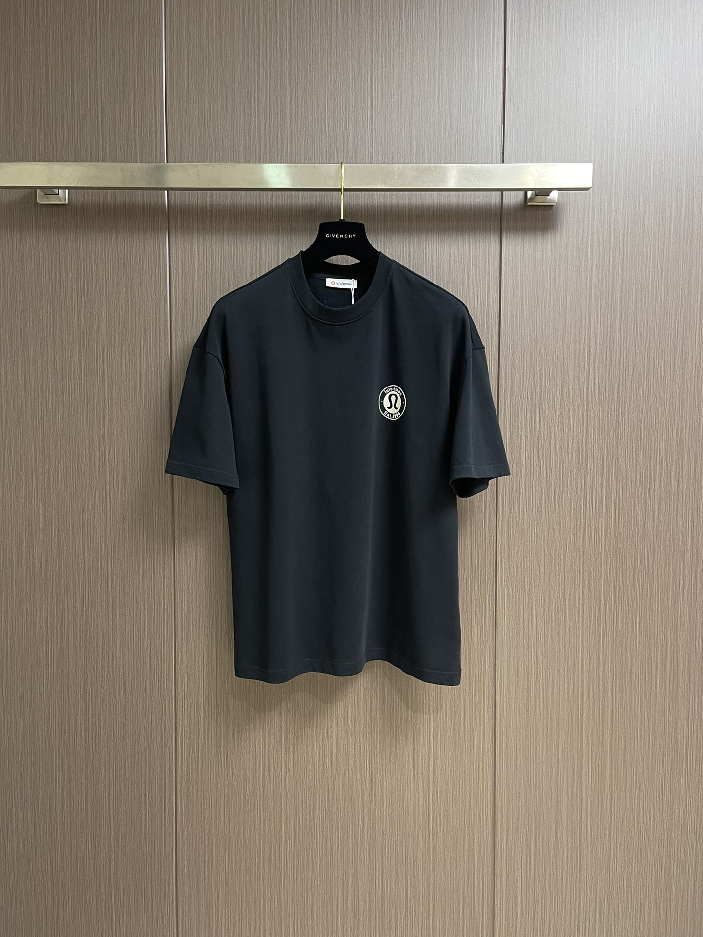 NO:520300,Complete set of lululemon new printed round neck T-shirt shorts set!  320g high gram weight 32 double yarn pure cotton fabric, wide version, and the patterns are printed and designed with a full sense of design, the same style as men and women, versatile and easy to wear. Size M-XXL, shorts, tees, t-shirt, alexander wang19860909整套 lululemon 新款印花圆领t恤短裤套装！320克高克重32双纱纯棉面料,版型阔版,图案都做了印花图案设计感十足,男女同款 百搭又好穿.尺码M-XXL,,shorts,tees，t-shirt,alexander wang,Men's clothing